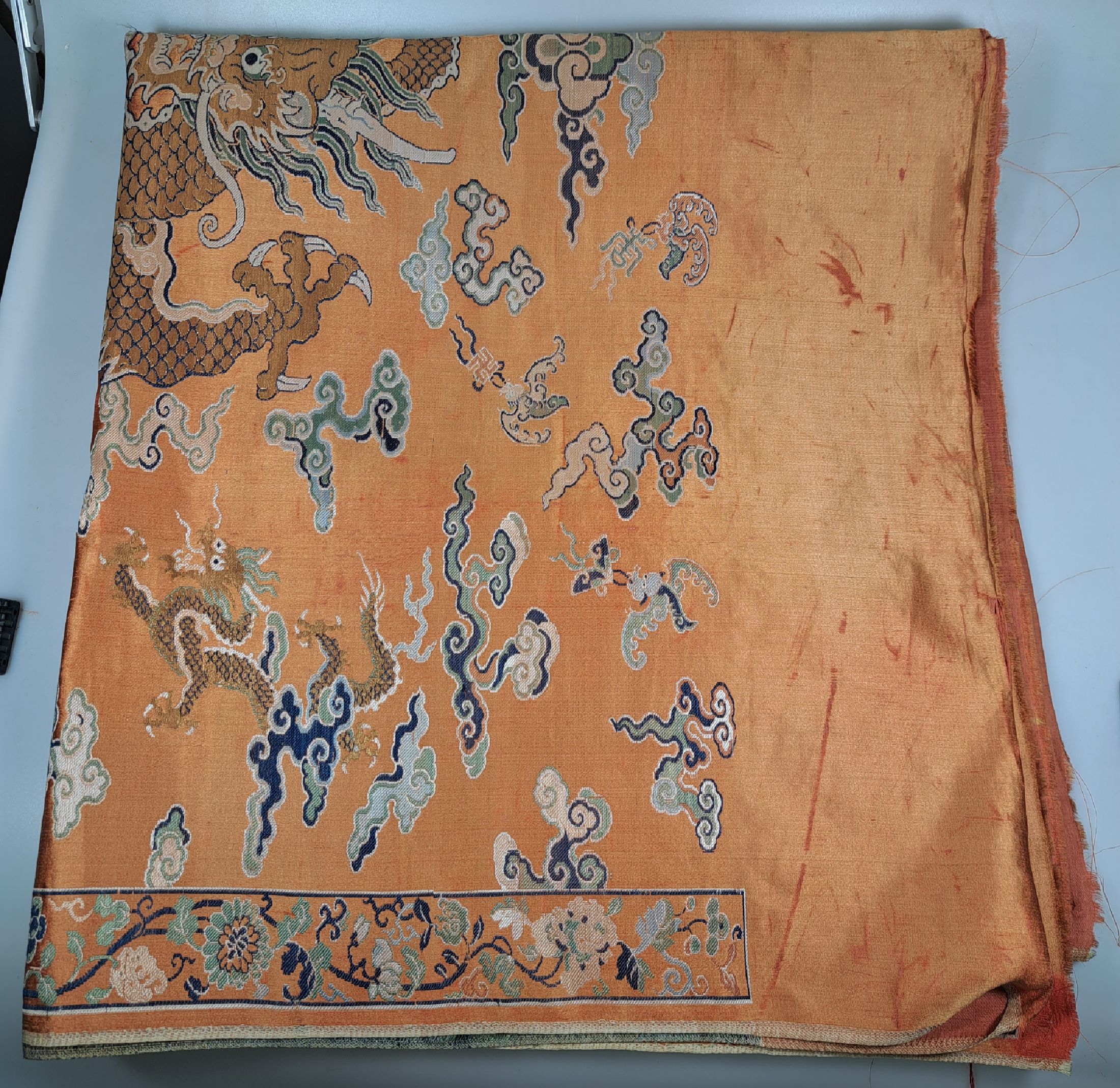 Detail h: Seidenbild, China, um 1980, gewebter Dekor, 5 Drachen und Fledermaus über Fluss und Klippenlandschaft, gespiegelt, leicht beschädigt, ca. 175 x 94 ...