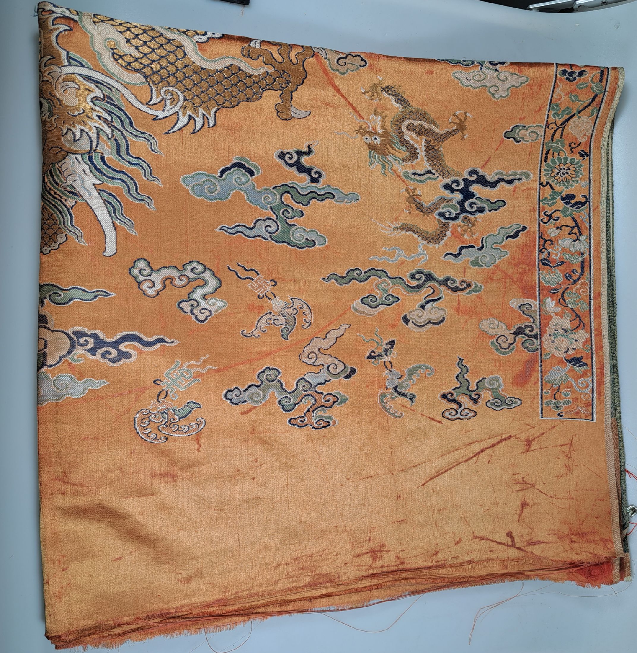 Detail i: Seidenbild, China, um 1980, gewebter Dekor, 5 Drachen und Fledermaus über Fluss und Klippenlandschaft, gespiegelt, leicht beschädigt, ca. 175 x 94 ...