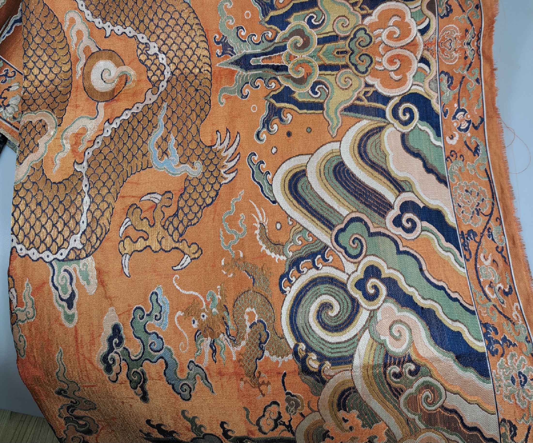 Detail j: Seidenbild, China, um 1980, gewebter Dekor, 5 Drachen und Fledermaus über Fluss und Klippenlandschaft, gespiegelt, leicht beschädigt, ca. 175 x 94 ...