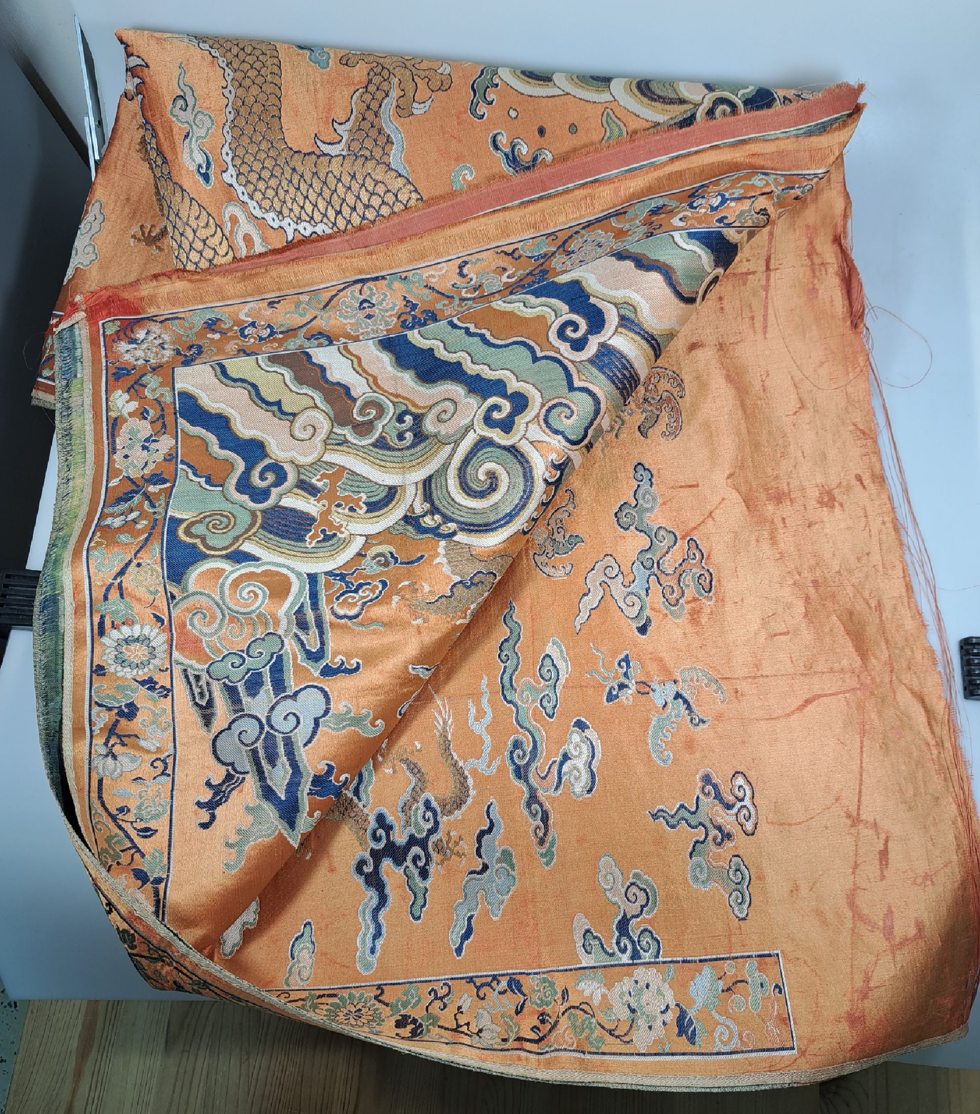 Detail k: Seidenbild, China, um 1980, gewebter Dekor, 5 Drachen und Fledermaus über Fluss und Klippenlandschaft, gespiegelt, leicht beschädigt, ca. 175 x 94 ...