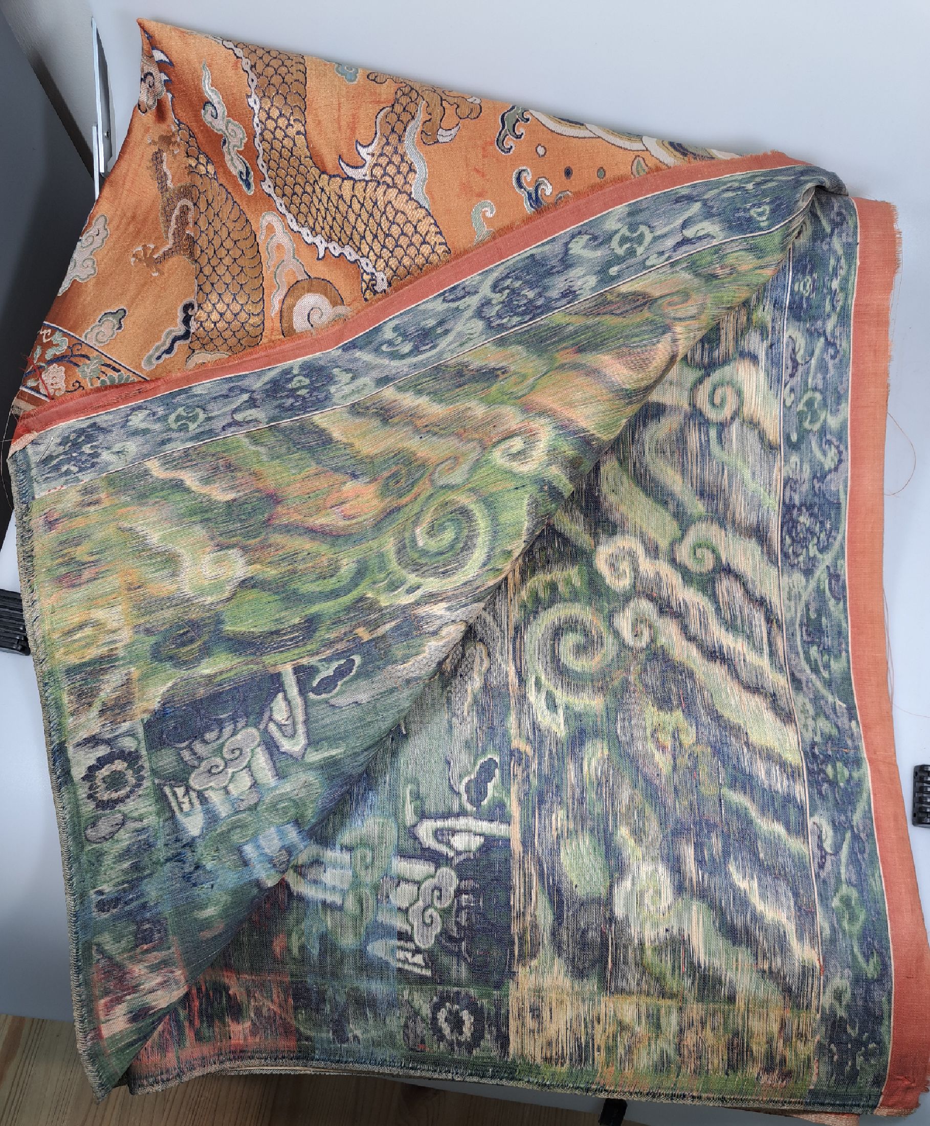 Detail l: Seidenbild, China, um 1980, gewebter Dekor, 5 Drachen und Fledermaus über Fluss und Klippenlandschaft, gespiegelt, leicht beschädigt, ca. 175 x 94 ...