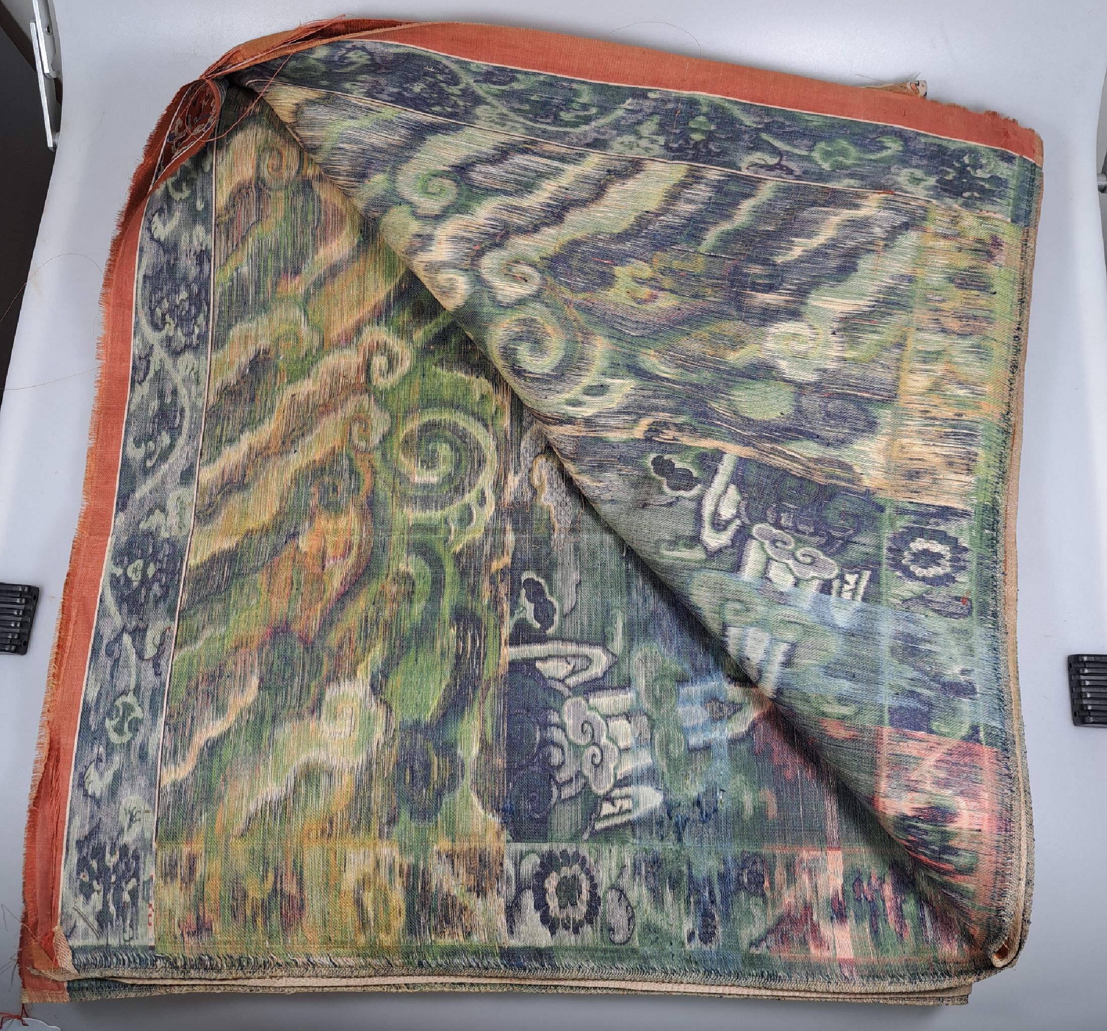 Detail m: Seidenbild, China, um 1980, gewebter Dekor, 5 Drachen und Fledermaus über Fluss und Klippenlandschaft, gespiegelt, leicht beschädigt, ca. 175 x 94 ...