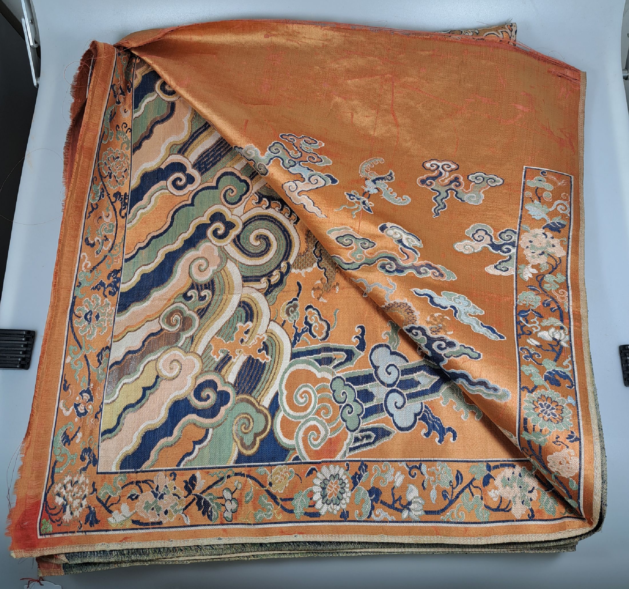 Detail n: Seidenbild, China, um 1980, gewebter Dekor, 5 Drachen und Fledermaus über Fluss und Klippenlandschaft, gespiegelt, leicht beschädigt, ca. 175 x 94 ...