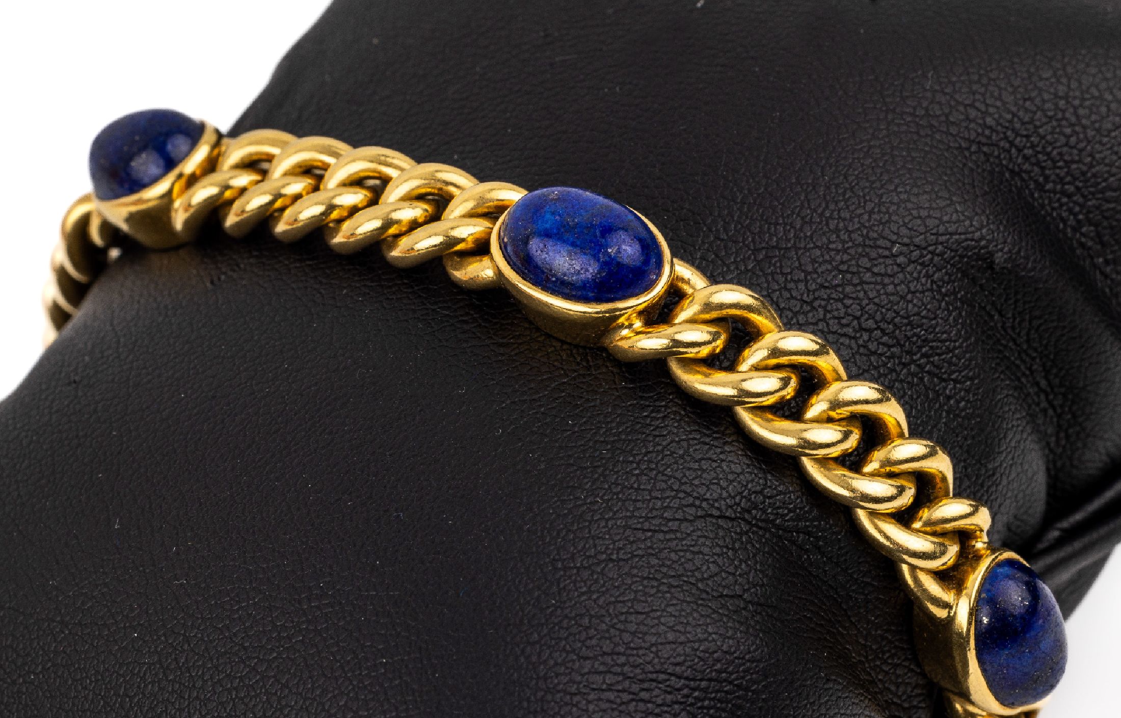 18 kt Gold Lapislazuli Armband, GG 750/000,Meistermarke FIESSLER, Rundpanzer mit 5 Lapislazuli-Cabochons zus. ca. 37.00 ct, ca. 46.5 g, L. ca. 19.5 ...