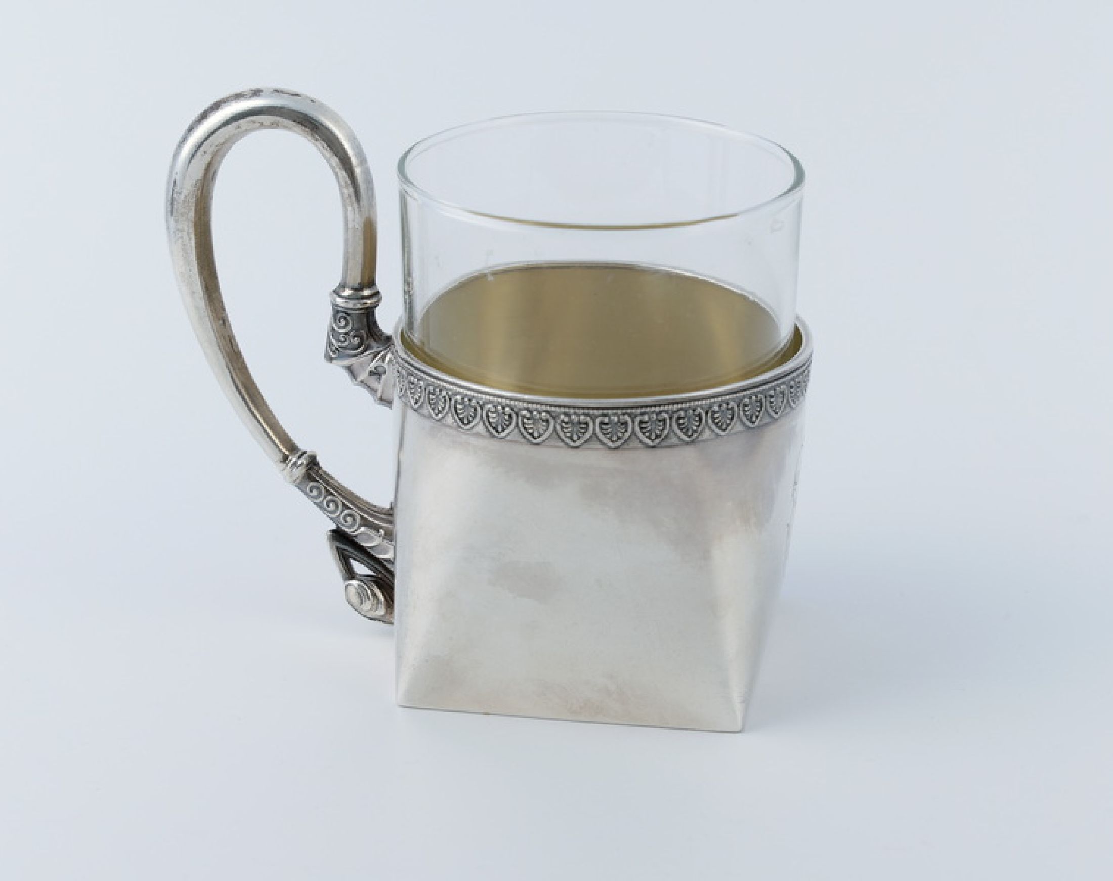 Teebecher, Rußland nach 1900, 84er Silber, Innenvergoldung, Meistermarke BA - wohl VasilyAkimow, Rand mit sparsamer Akanthus- Verzierung, Griff ...