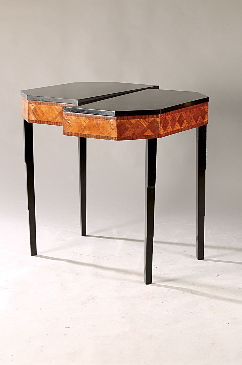 Paar Art-Deco Wandkonsolen, 1. Hälfte 20.Jh. , schwarz lackiert, Furnierbild mit Rautenmuster, 2 Beine dreifach gestuft, 88x81x46 cm, EZ 2