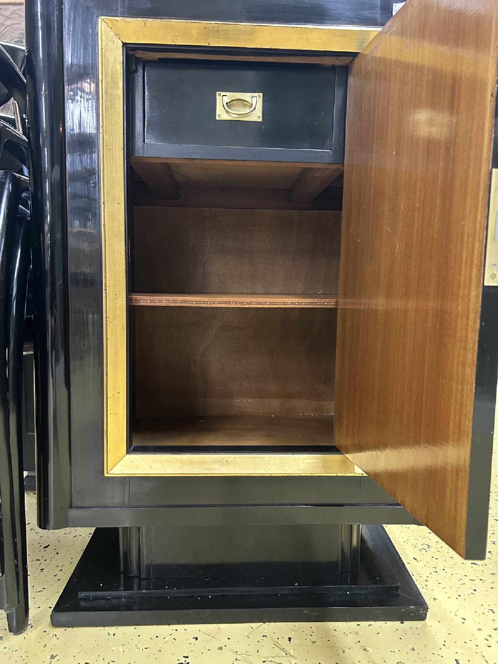 Detail a: Eintüriges Art Deco-Schränkchen, 20.Jh., schwarz lackiert, Türrahmung vergoldet, Ecken aus Halbsäulen gebildet, innen mit Schublade, 1 ...