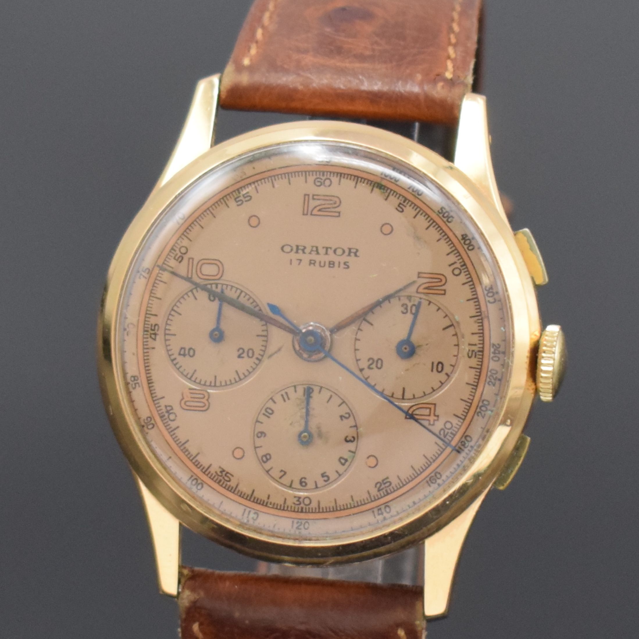 Detail a: ORATOR Herrenarmbanduhr mit Chronograph in RoseG 750/000, Schweiz um 1950, Handaufzug, 3-teiliges Geh., Boden und Glasrand aufgedr., kupferfarb. ...