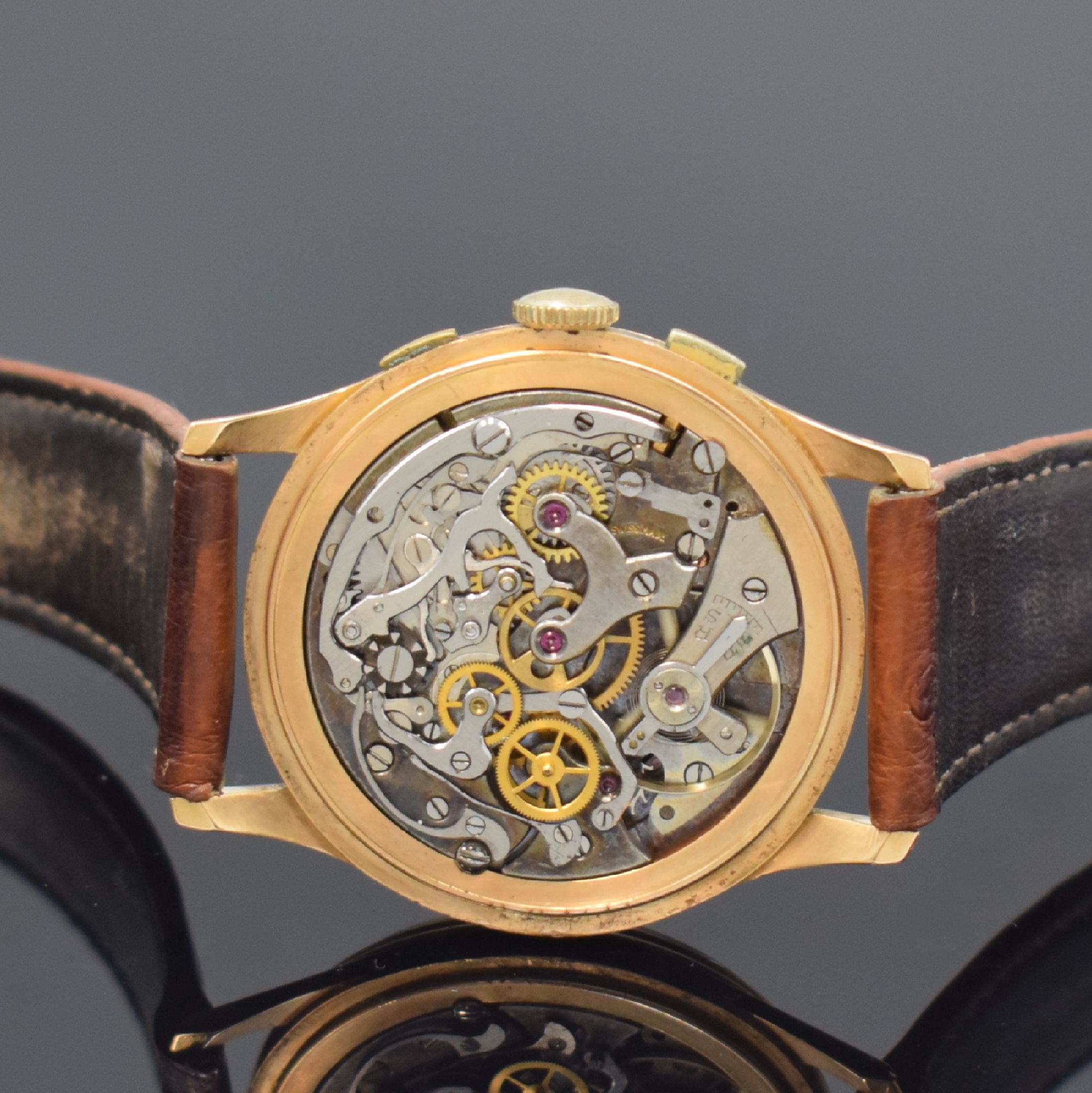 Detail e: ORATOR Herrenarmbanduhr mit Chronograph in RoseG 750/000, Schweiz um 1950, Handaufzug, 3-teiliges Geh., Boden und Glasrand aufgedr., kupferfarb. ...