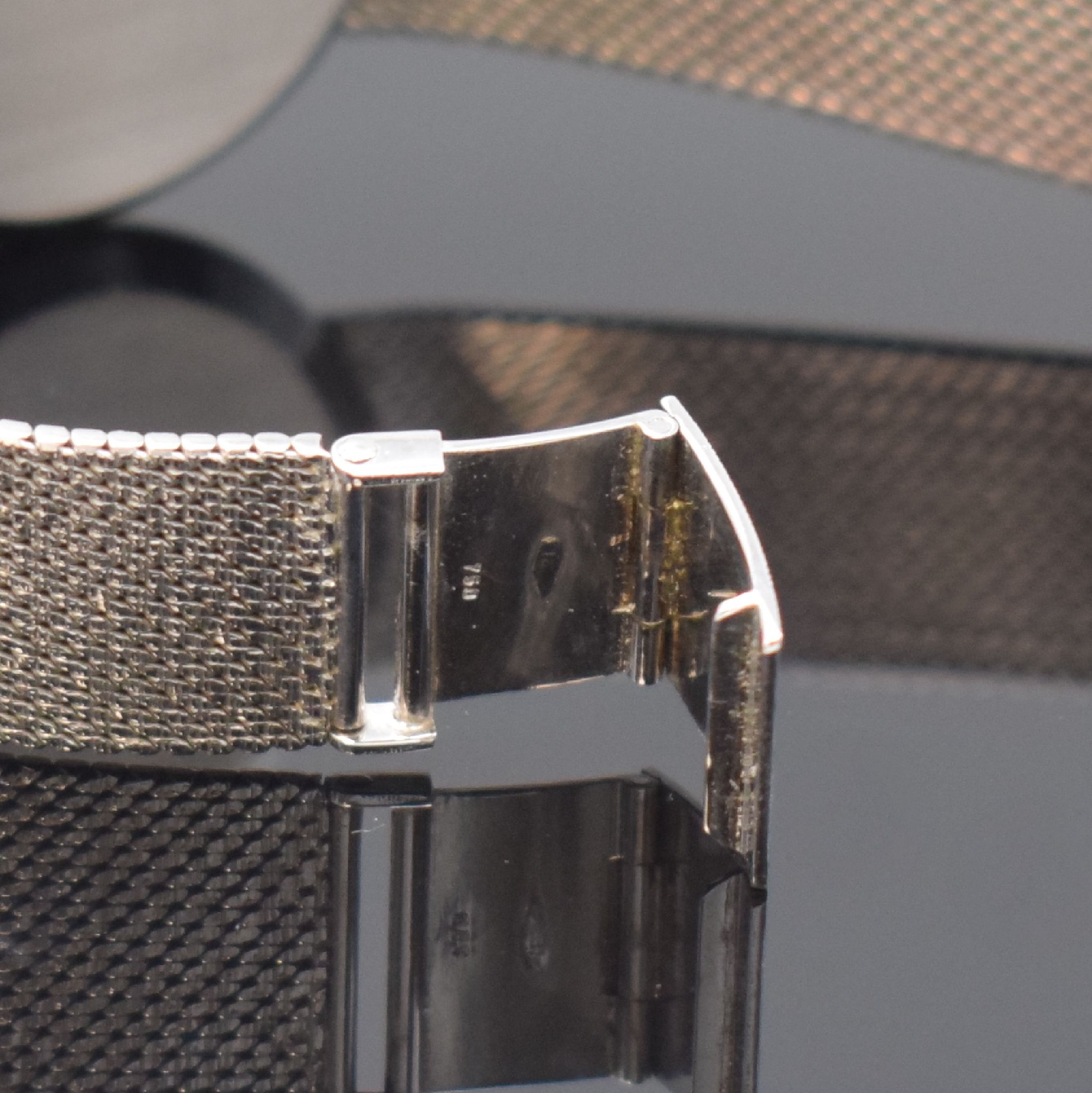 Detail b: Armbanduhr in WG 750/000 mit OMEGA Werk, Werk Schweiz um 1969, neutr. Gehäuse und Milanaiseband in WG 750/000 später, Handaufzug, silb. Zifferbl. ...