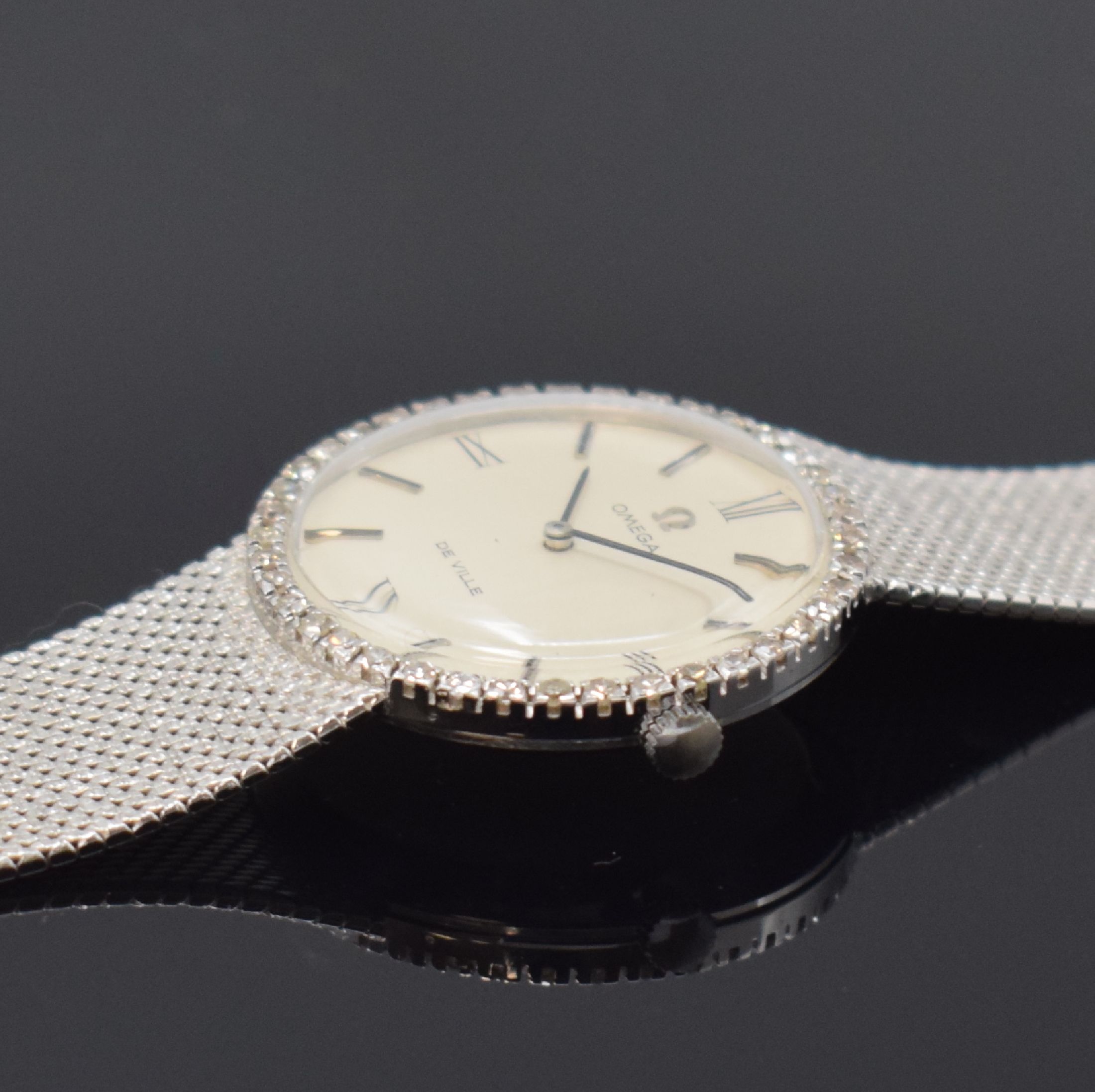 Detail c: Armbanduhr in WG 750/000 mit OMEGA Werk, Werk Schweiz um 1969, neutr. Gehäuse und Milanaiseband in WG 750/000 später, Handaufzug, silb. Zifferbl. ...