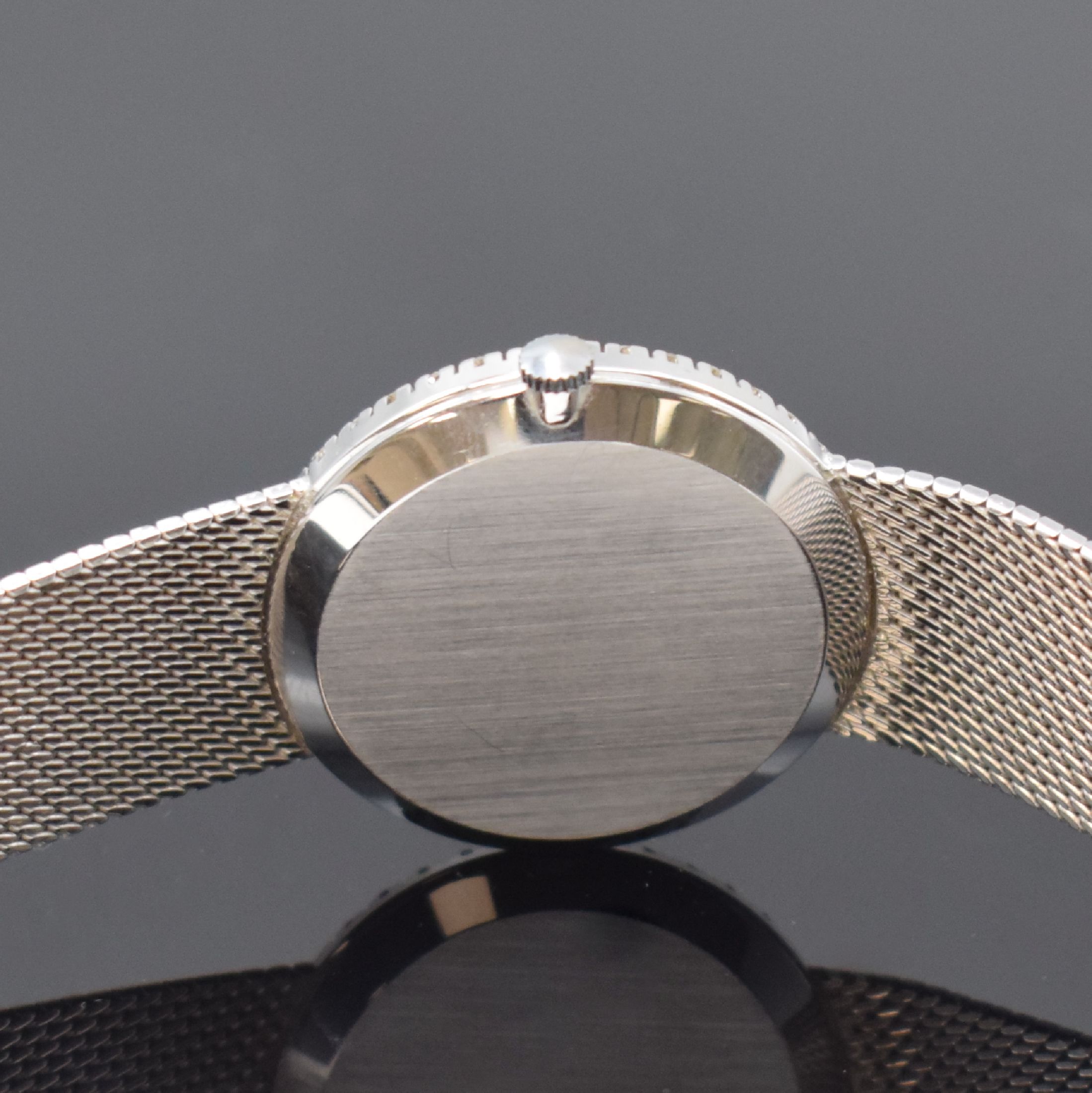 Detail d: Armbanduhr in WG 750/000 mit OMEGA Werk, Werk Schweiz um 1969, neutr. Gehäuse und Milanaiseband in WG 750/000 später, Handaufzug, silb. Zifferbl. ...