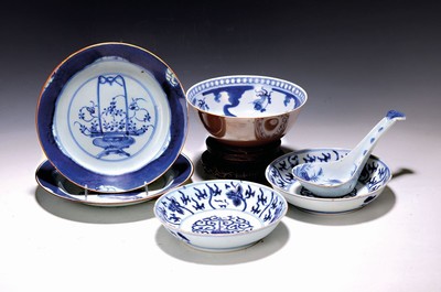 Image 26696213 - 2 plates, 3 bowls and spoons, China, 18th century to 1900, porcelain, blue painting, 1. two plates from the 18th century, flower basket decoration, d. 19/20 cm, 2. two bowls, diameter 16 cm, around 1900, 3. Bowl on the outside with brown walls, fish decoration on the inside, around 1900, H. 6.7 cm, D. 16 cm, brand Kangxi nianzhi, 4. Spoon, lotus flowers and willow decoration, late 19th century, Wanyu mark, length approx. 17 cm, all parts with slight traces of age