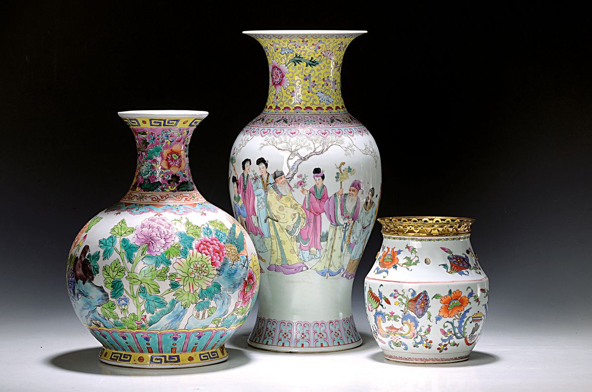 Zwei Vasen und ein Gefäß, China 20. Jh., 1. Vase Famille rose, Mitte 20. Jh., mit zwölf Gottheiten und Blumendekor, Marke Qianlong nianzhi, H. 42 ...