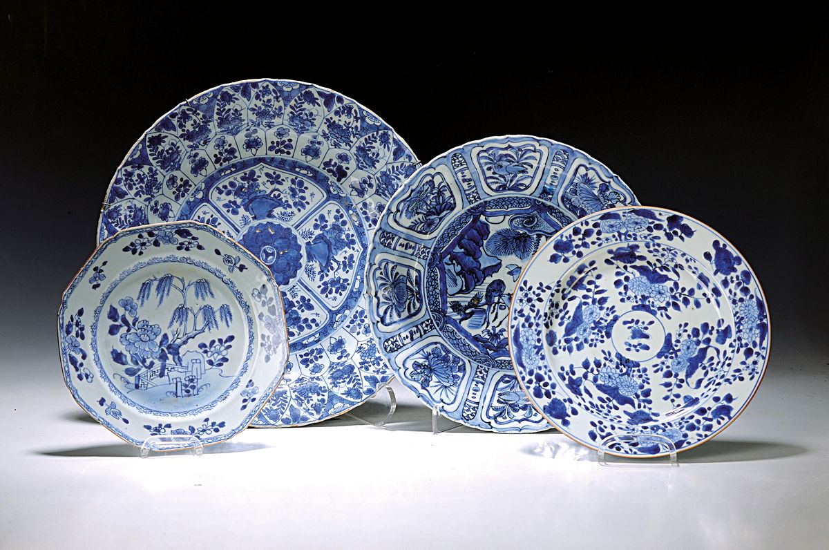 Vier Teller, China, 17/18. Jh., Porzellan, Blaumalerei, 1. Kraak-Porzellan, 17. Jh., Landschaftsdekor mit Reh und Blumen, D. 31 cm, 2. Teller mit ...