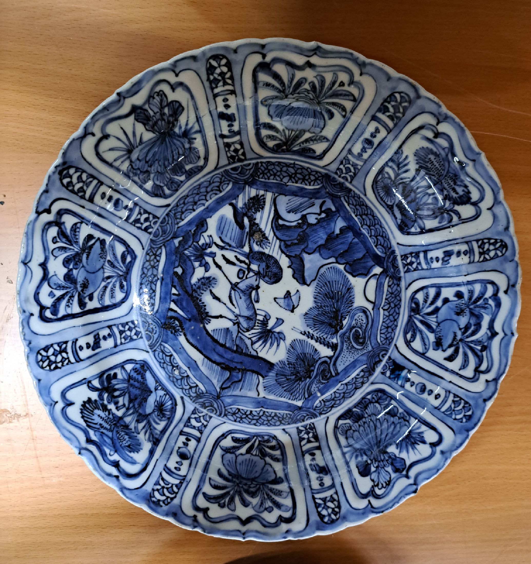 Detail b: Vier Teller, China, 17/18. Jh., Porzellan, Blaumalerei, 1. Kraak-Porzellan, 17. Jh., Landschaftsdekor mit Reh und Blumen, D. 31 cm, 2. Teller mit ...