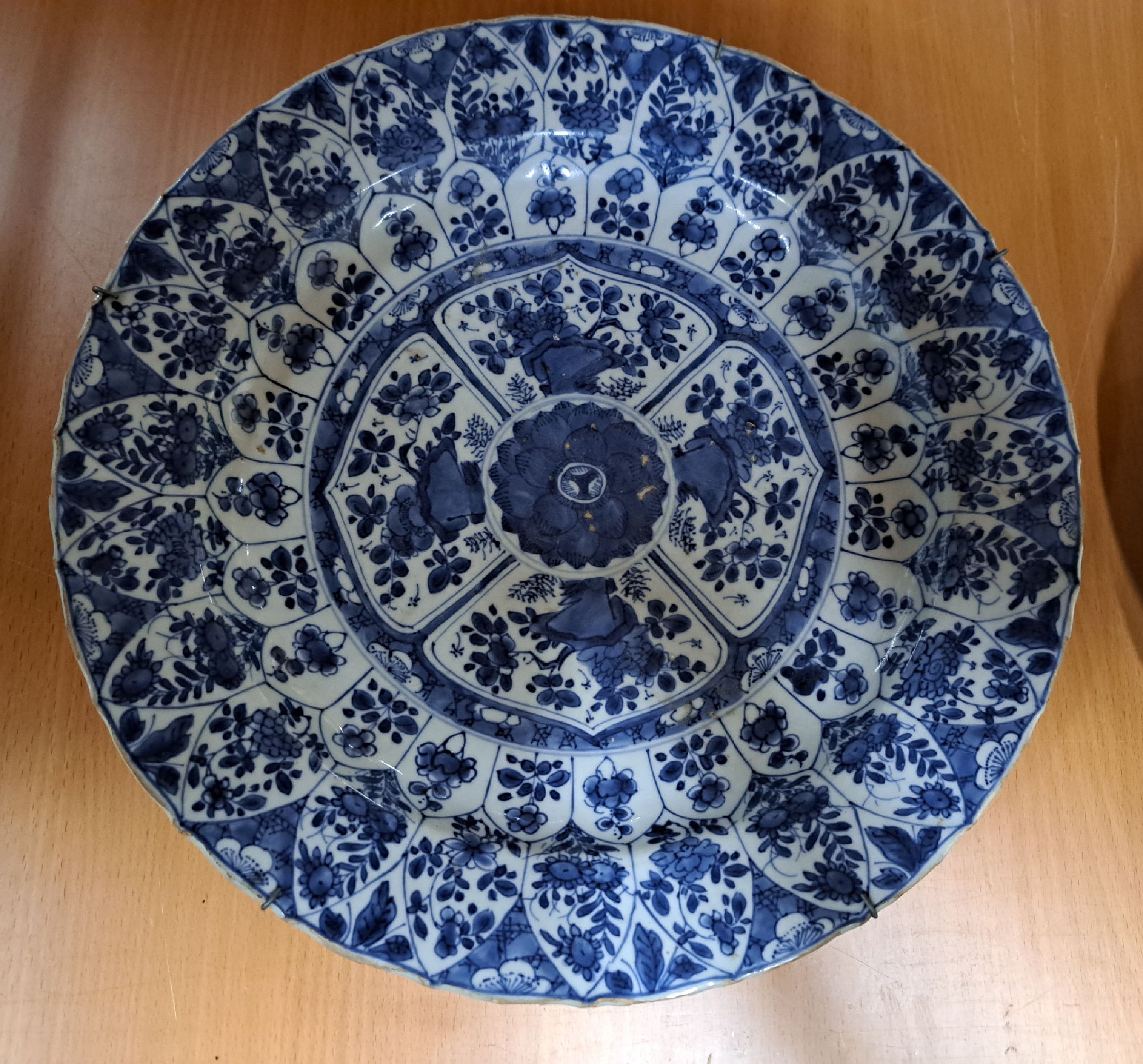 Detail c: Vier Teller, China, 17/18. Jh., Porzellan, Blaumalerei, 1. Kraak-Porzellan, 17. Jh., Landschaftsdekor mit Reh und Blumen, D. 31 cm, 2. Teller mit ...