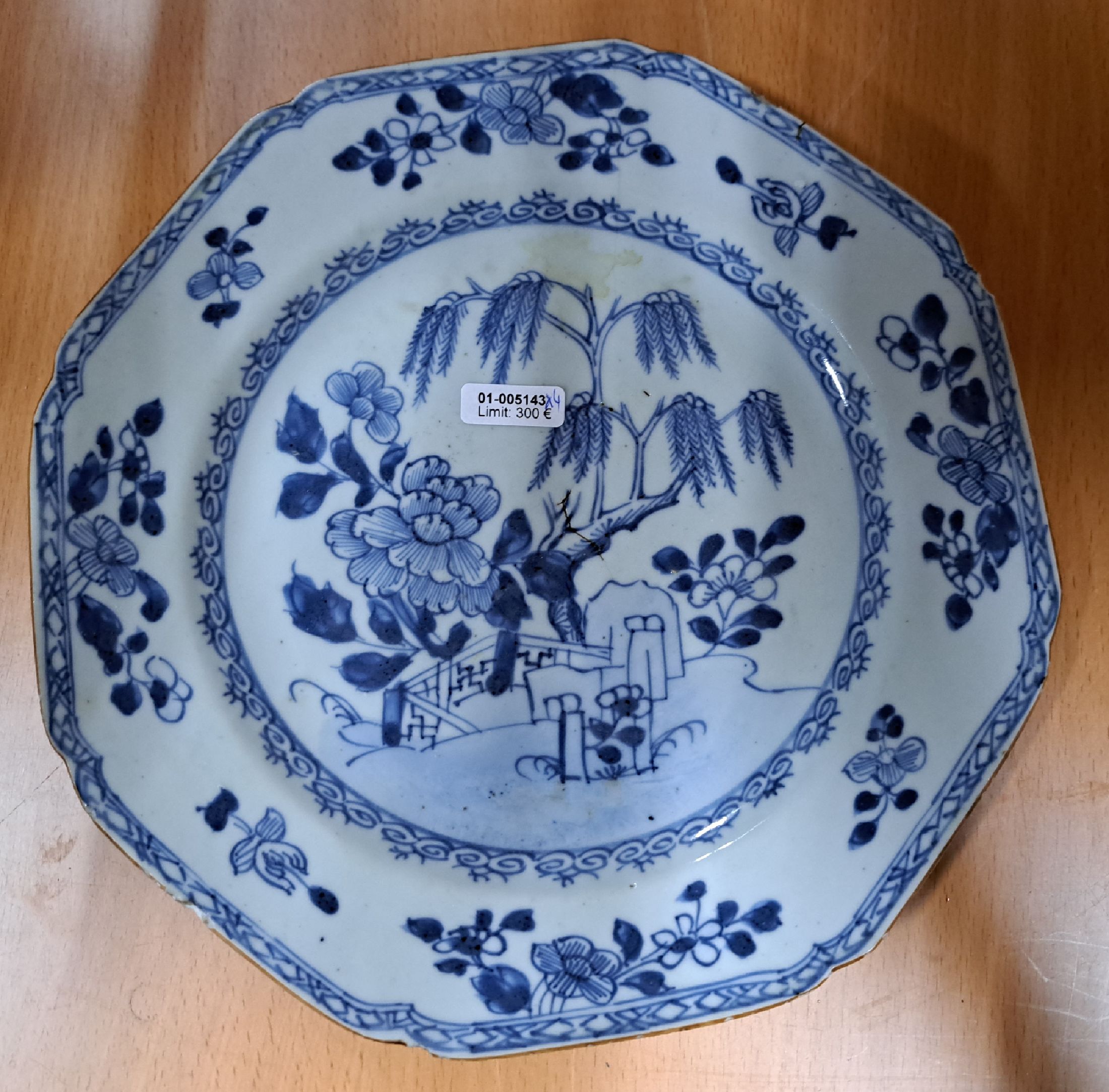 Detail d: Vier Teller, China, 17/18. Jh., Porzellan, Blaumalerei, 1. Kraak-Porzellan, 17. Jh., Landschaftsdekor mit Reh und Blumen, D. 31 cm, 2. Teller mit ...
