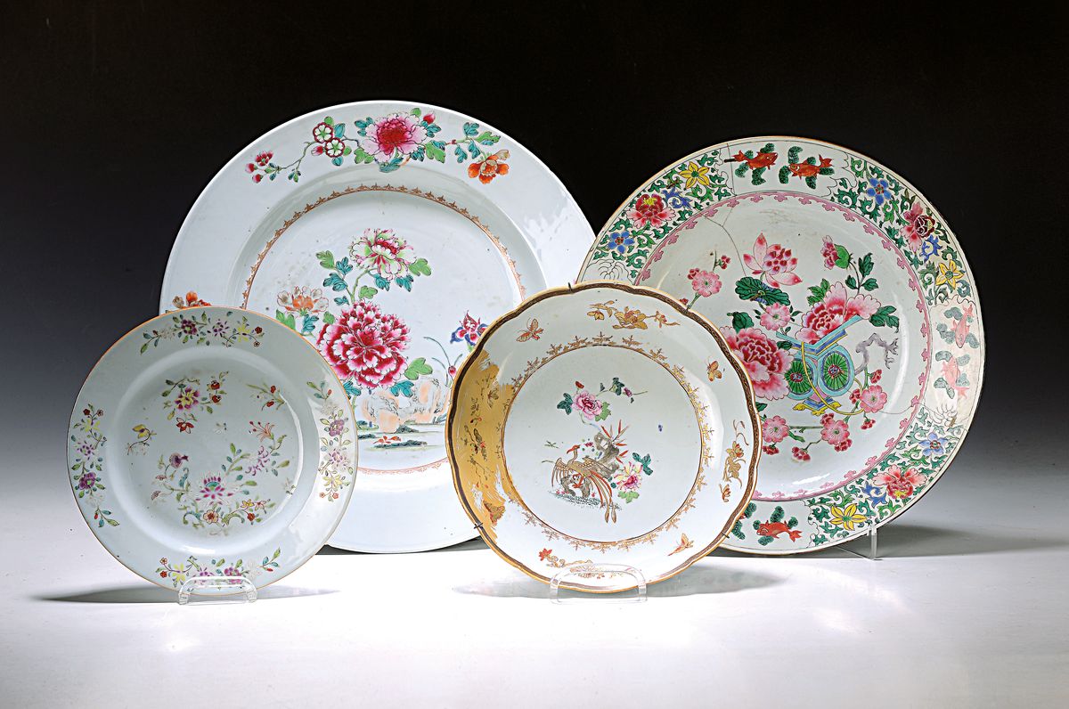 Vier Teller, China, 18. und 19. Jh.,, Porzellan, bunt bemalt, a. Bemalung mit Pfingstrosen, Famille rose, D. ca. 39 cm, wenige Glasurfehler, min. ...