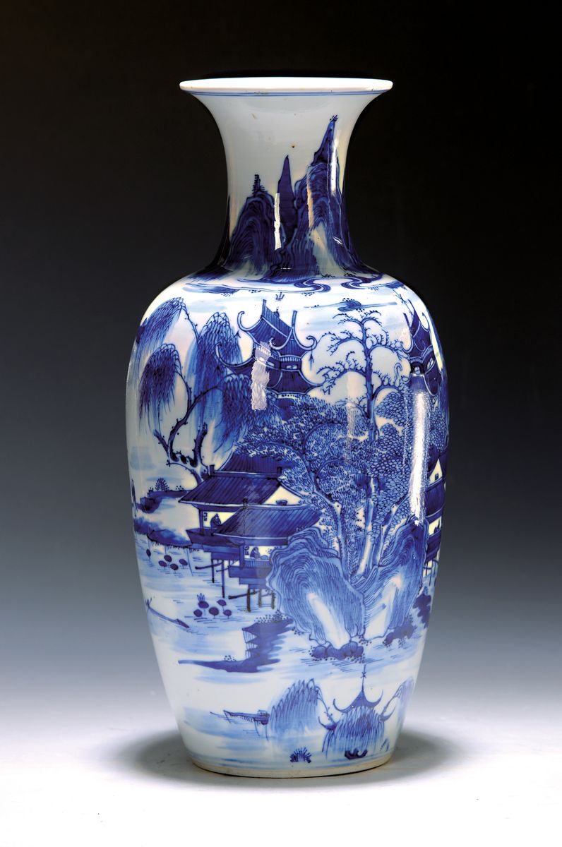 Vase, China, Ende 19. Jh., Gartenlandschaft mit Lehrmeister und Kindern, Fischer und Gebäude, unterglasurblaue Bemalung, Kangxi nianzhi-Marke, H. ...