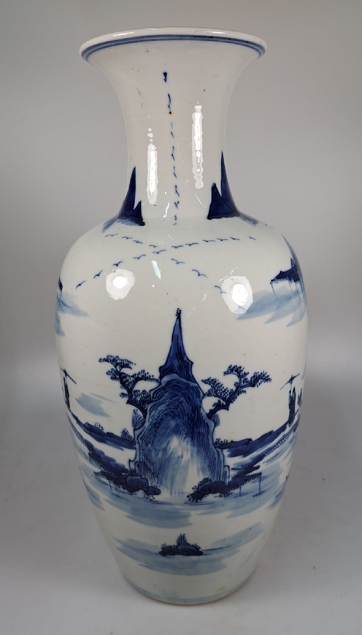 Detail a: Vase, China, Ende 19. Jh., Gartenlandschaft mit Lehrmeister und Kindern, Fischer und Gebäude, unterglasurblaue Bemalung, Kangxi nianzhi-Marke, H. ...