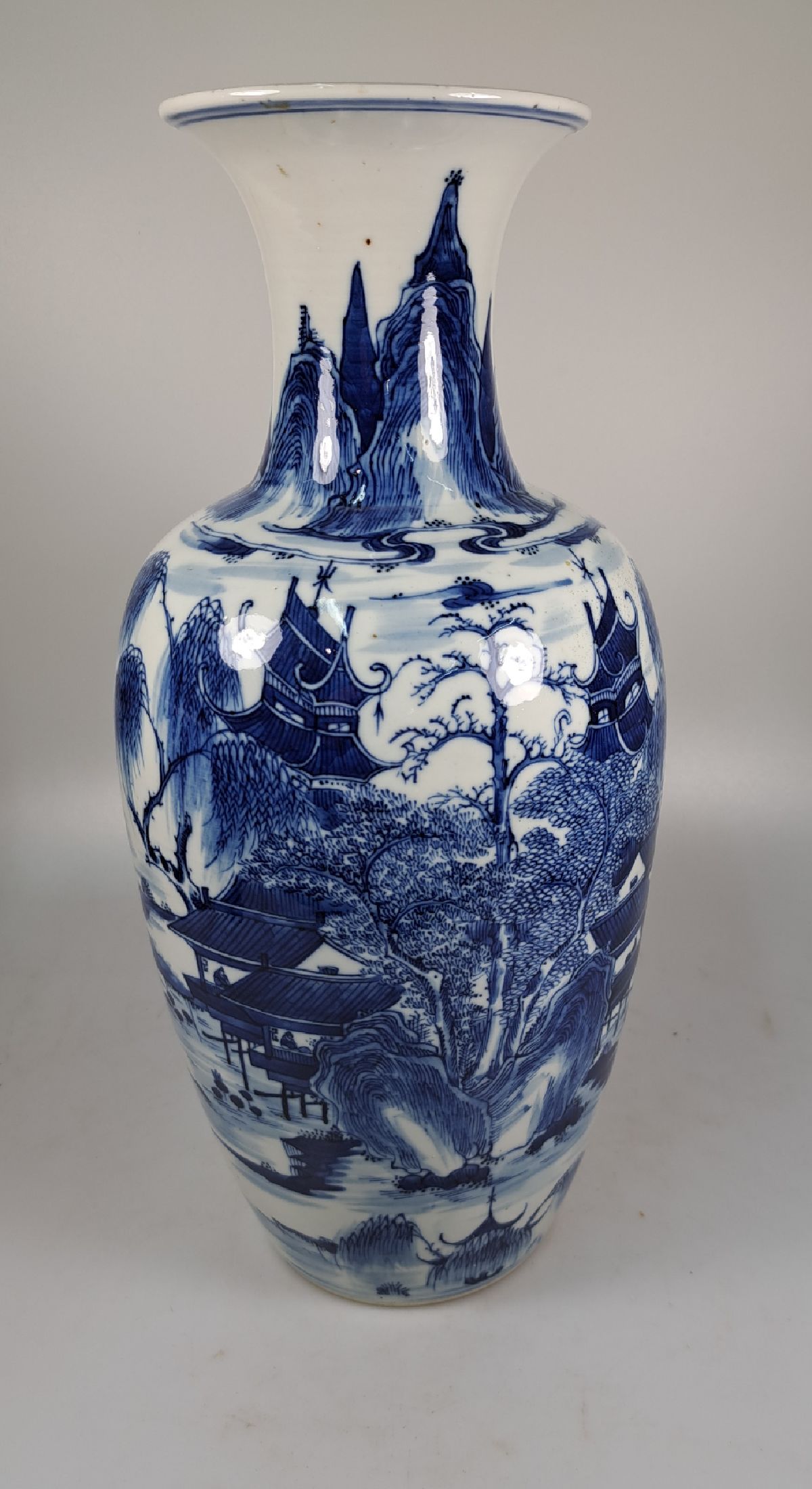 Detail b: Vase, China, Ende 19. Jh., Gartenlandschaft mit Lehrmeister und Kindern, Fischer und Gebäude, unterglasurblaue Bemalung, Kangxi nianzhi-Marke, H. ...