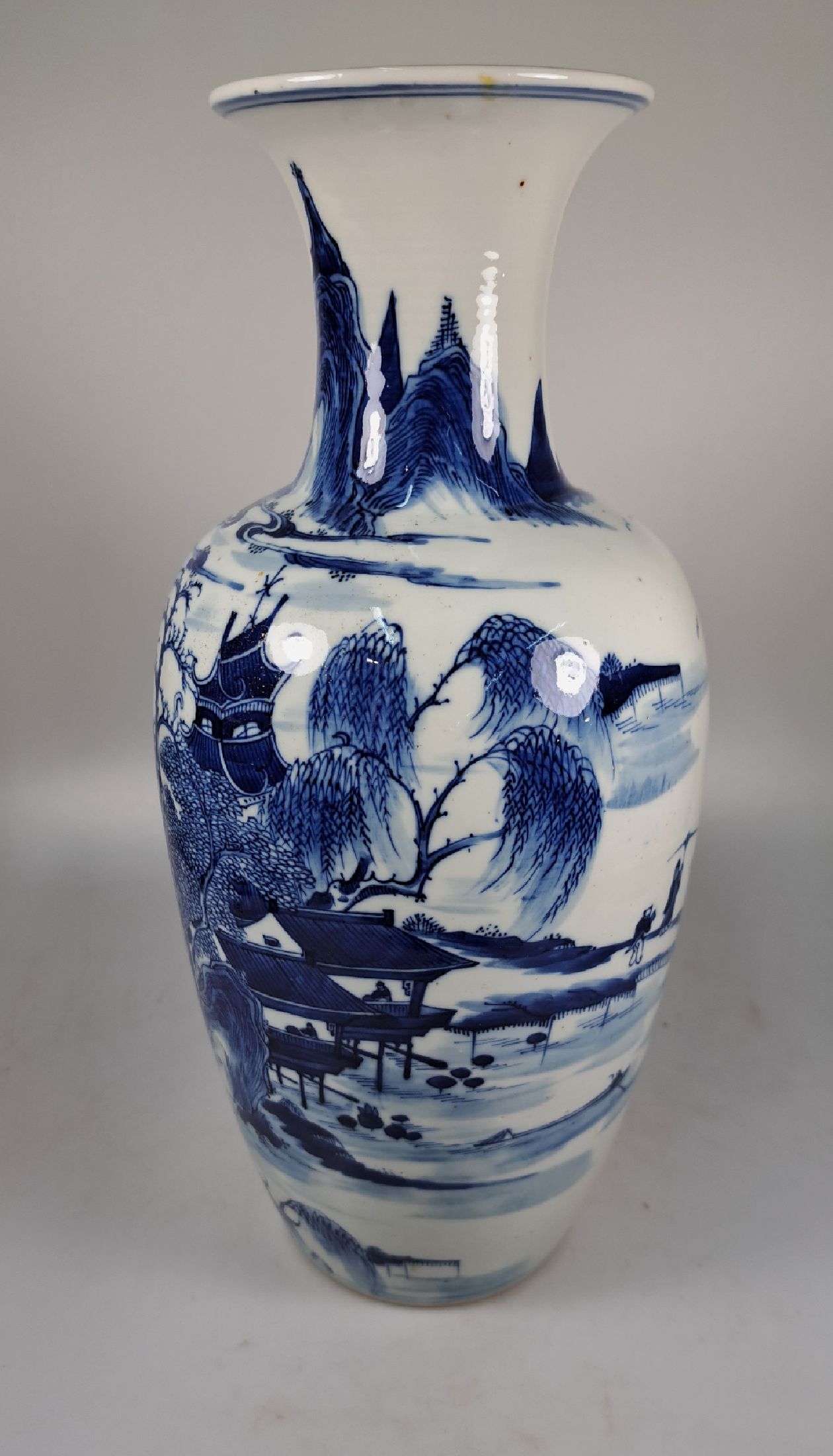 Detail c: Vase, China, Ende 19. Jh., Gartenlandschaft mit Lehrmeister und Kindern, Fischer und Gebäude, unterglasurblaue Bemalung, Kangxi nianzhi-Marke, H. ...