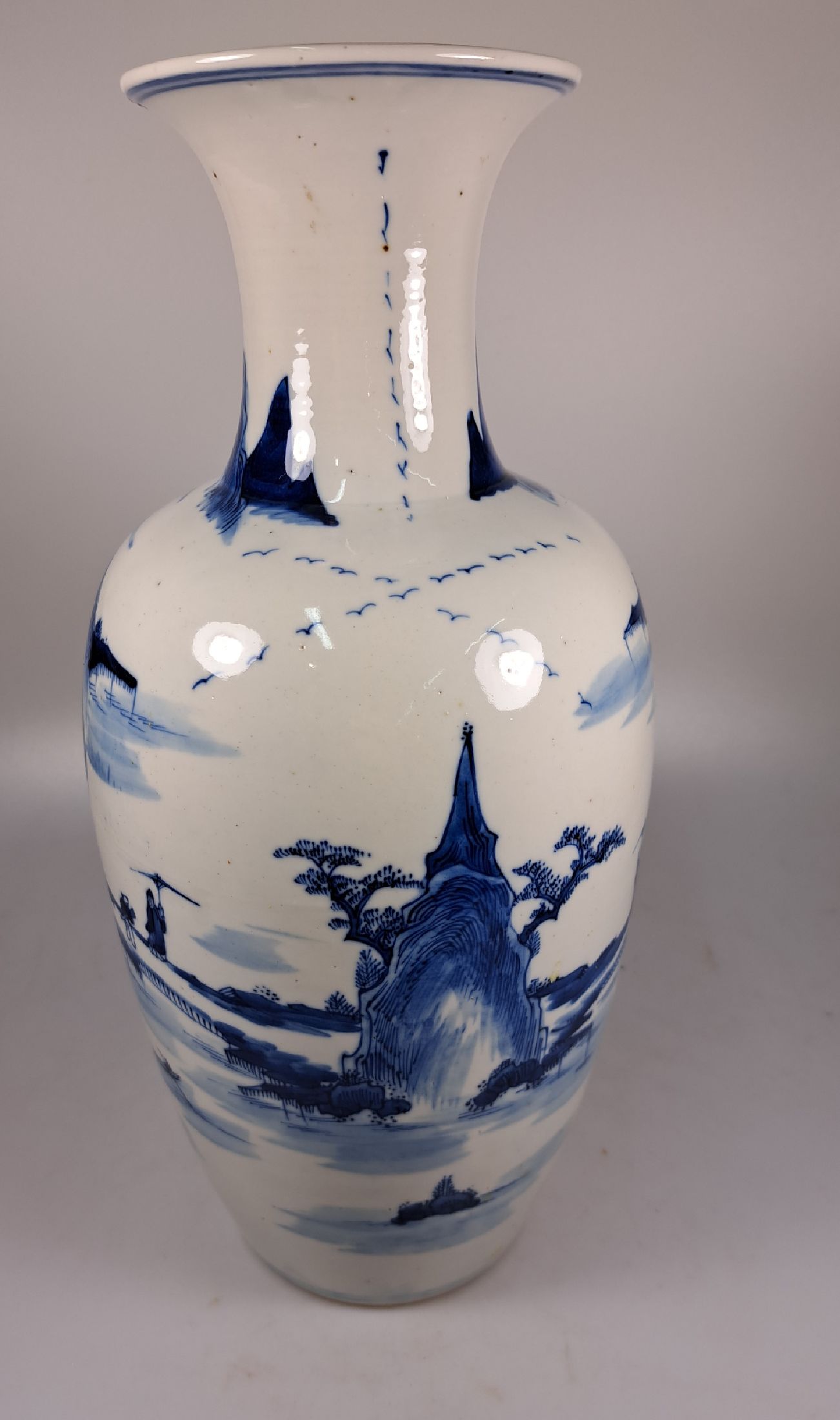 Detail d: Vase, China, Ende 19. Jh., Gartenlandschaft mit Lehrmeister und Kindern, Fischer und Gebäude, unterglasurblaue Bemalung, Kangxi nianzhi-Marke, H. ...