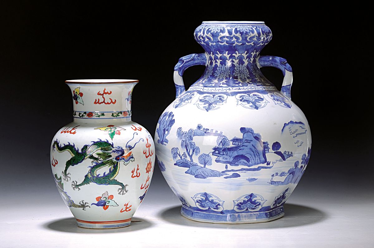 Zwei Vasen, China, 20. Jh., Famille vert, Drachendekor mit Feuer, H. ca. 26 cm, B. ca. 17 cm, b. Doppelhenkelvase, unterglasurblauer ...