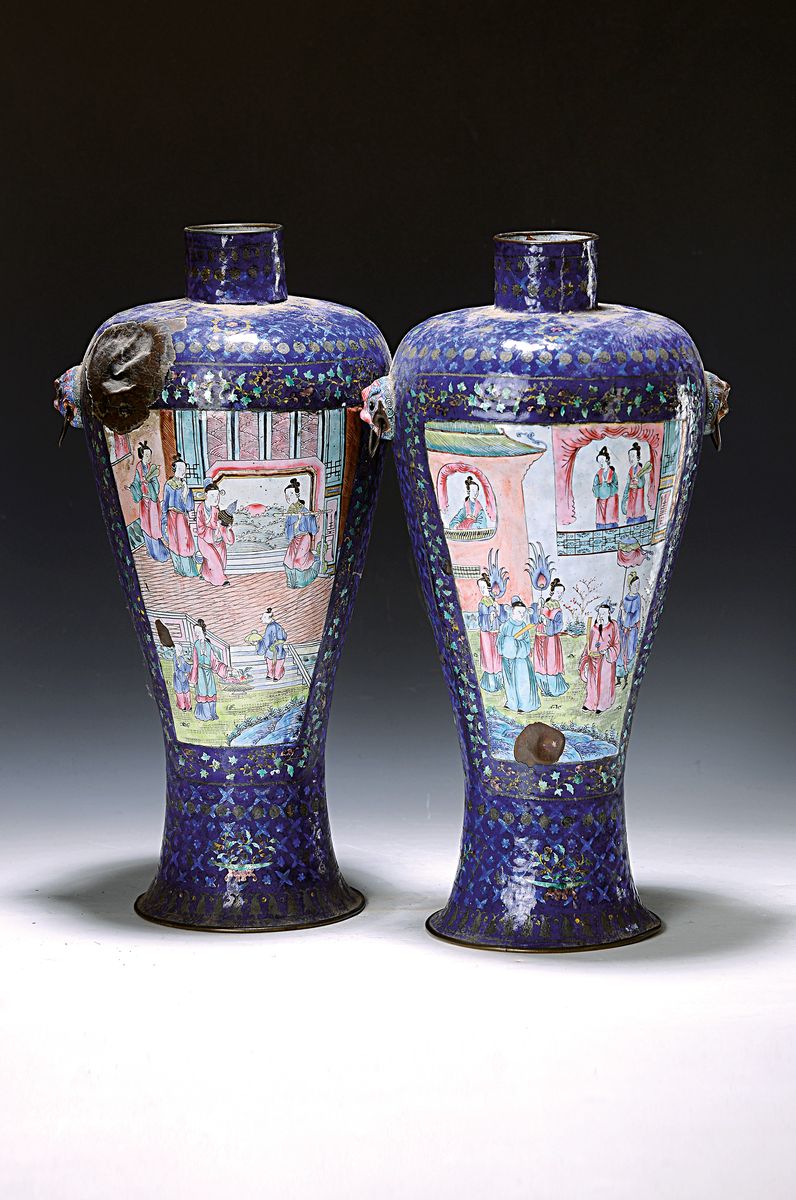 Vasenpaar, China um 1900, Kantonemail, blaugrundig, in zwei Fenstern, figürliche Szenerie, Würdenträger mit Hofstaat, H. ca. 38 cm, beide ...