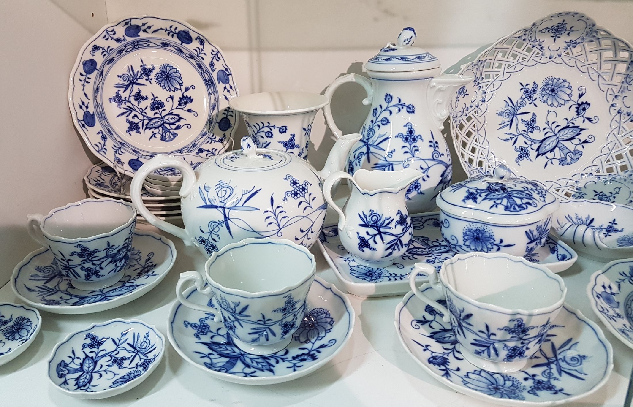 Detail a: Kaffee- und Teeservice, Meissen, 20.Jh., Dekor Zwiebelmuster, Porzellan, 1. Wahl, Kaffee- und Teekanne, 4 Tassen mit 6 UT, 6 Kuchenteller, 6 ...