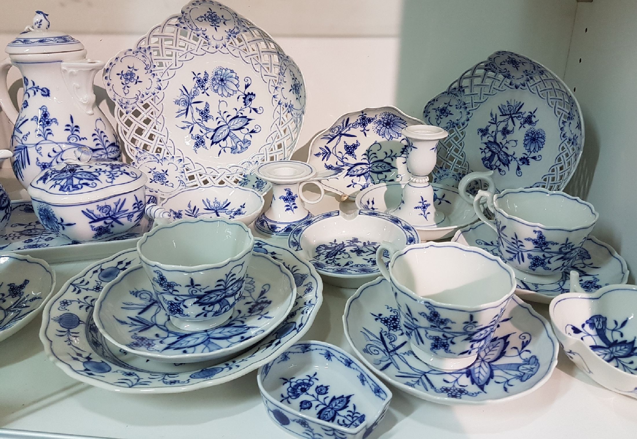Detail b: Kaffee- und Teeservice, Meissen, 20.Jh., Dekor Zwiebelmuster, Porzellan, 1. Wahl, Kaffee- und Teekanne, 4 Tassen mit 6 UT, 6 Kuchenteller, 6 ...