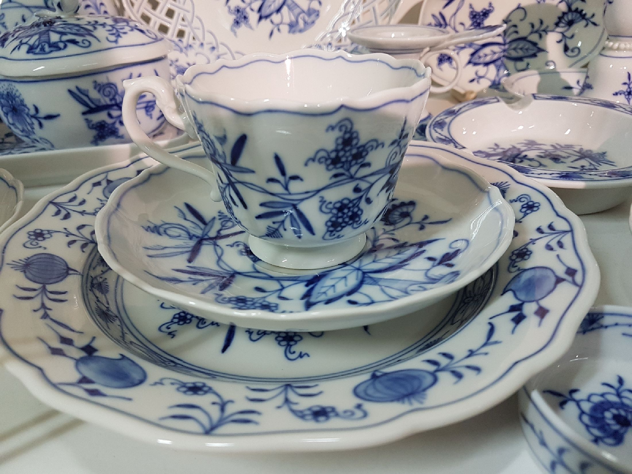 Detail c: Kaffee- und Teeservice, Meissen, 20.Jh., Dekor Zwiebelmuster, Porzellan, 1. Wahl, Kaffee- und Teekanne, 4 Tassen mit 6 UT, 6 Kuchenteller, 6 ...