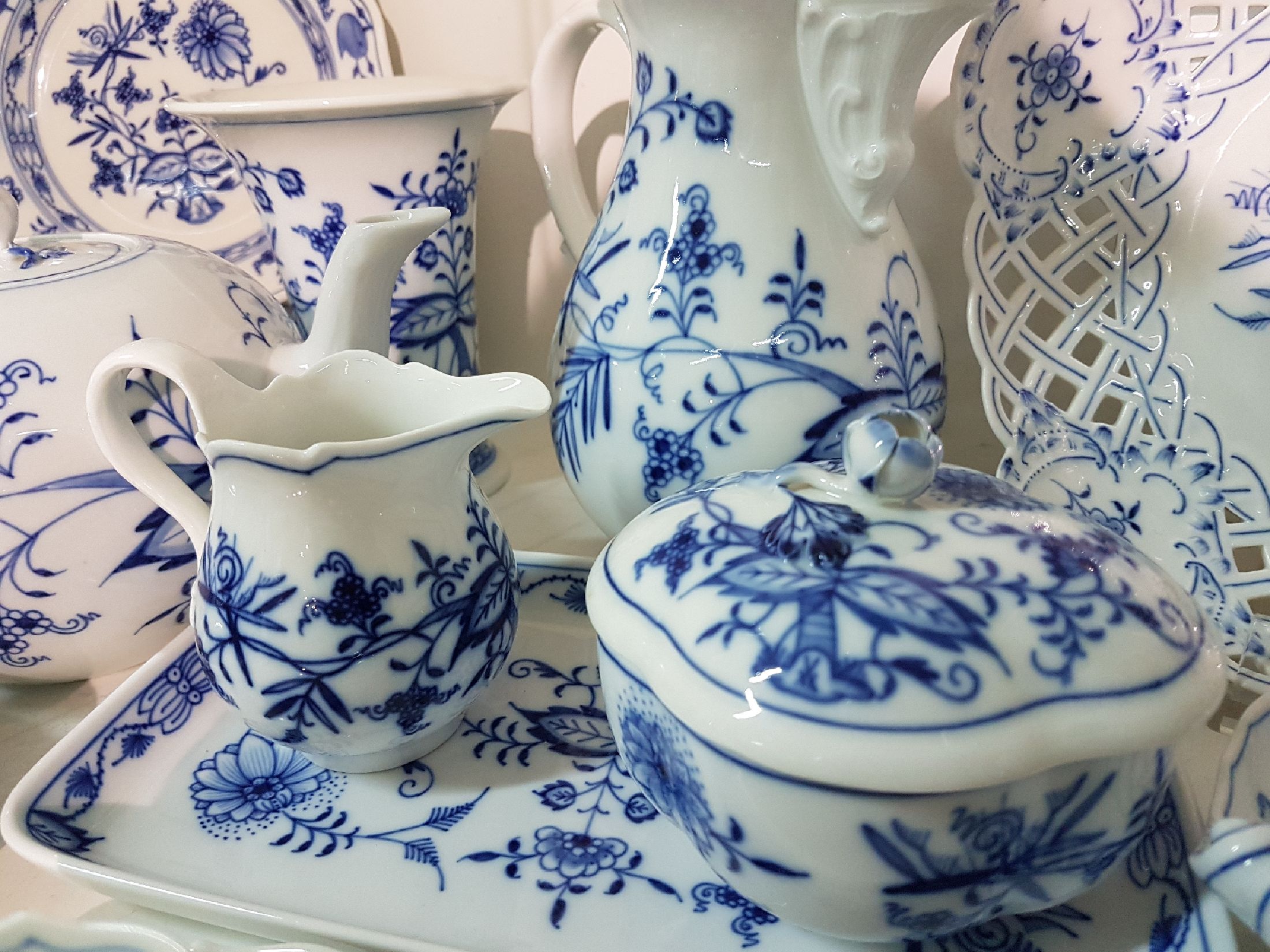Detail d: Kaffee- und Teeservice, Meissen, 20.Jh., Dekor Zwiebelmuster, Porzellan, 1. Wahl, Kaffee- und Teekanne, 4 Tassen mit 6 UT, 6 Kuchenteller, 6 ...