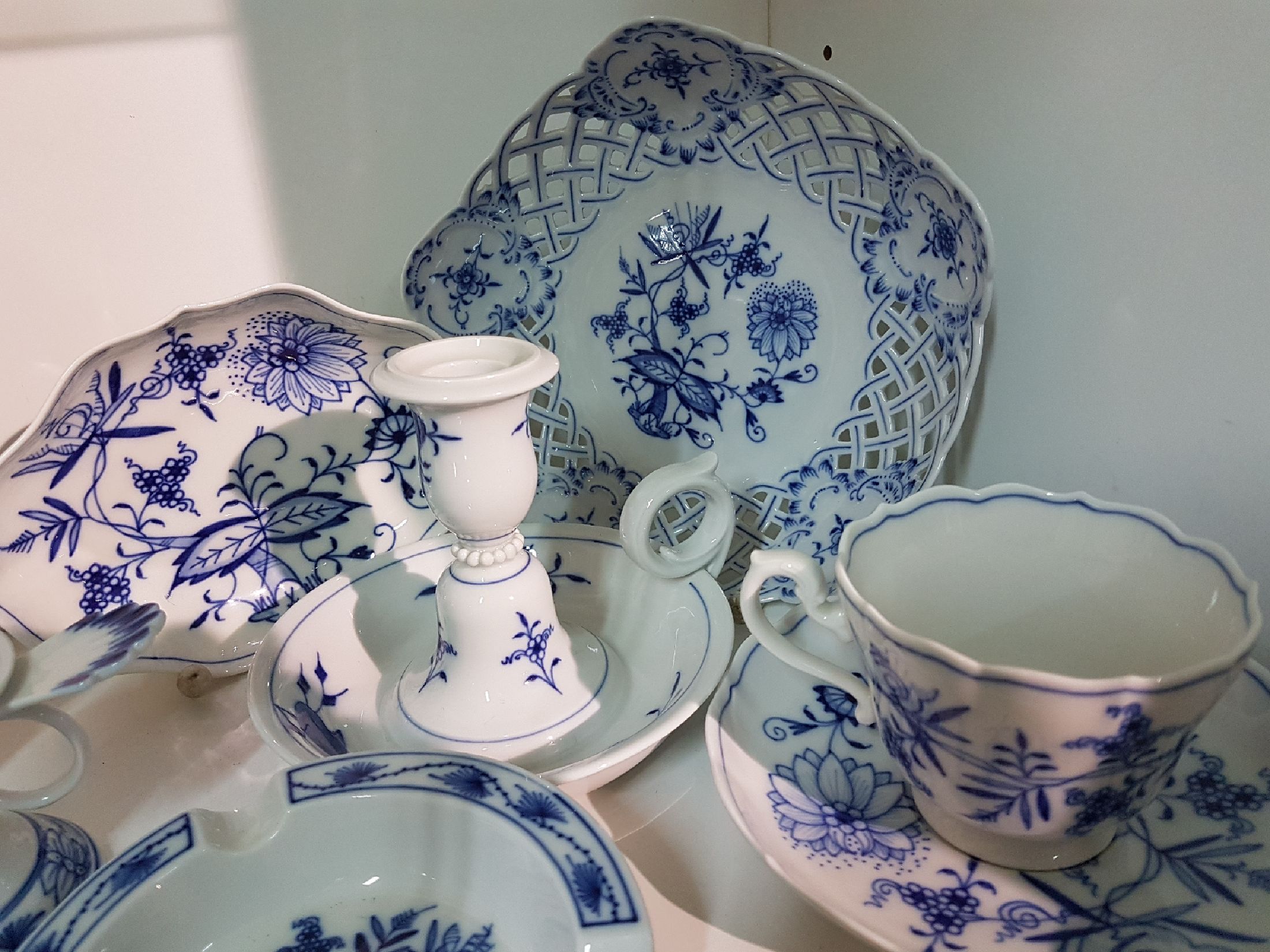 Detail f: Kaffee- und Teeservice, Meissen, 20.Jh., Dekor Zwiebelmuster, Porzellan, 1. Wahl, Kaffee- und Teekanne, 4 Tassen mit 6 UT, 6 Kuchenteller, 6 ...