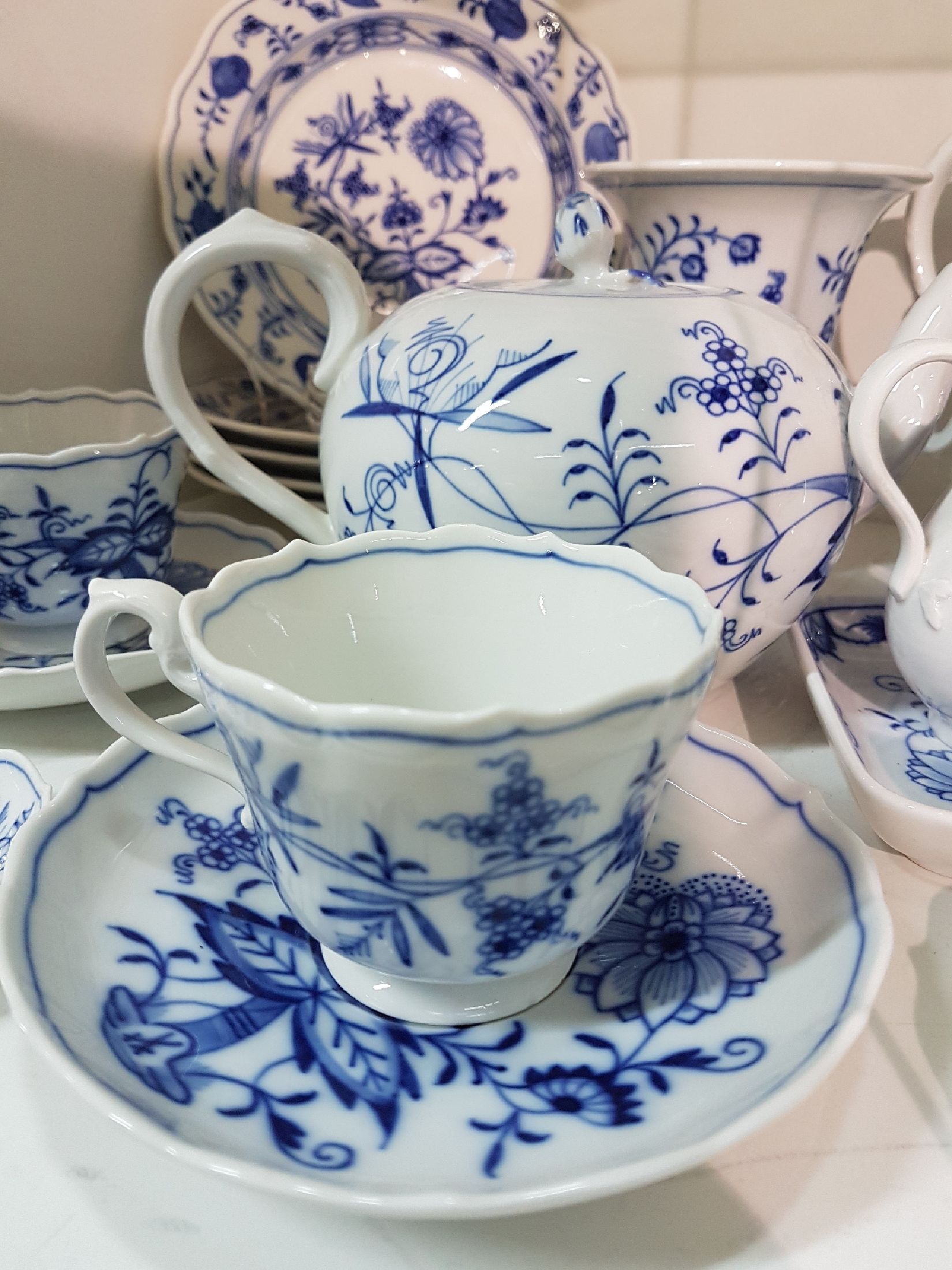 Detail g: Kaffee- und Teeservice, Meissen, 20.Jh., Dekor Zwiebelmuster, Porzellan, 1. Wahl, Kaffee- und Teekanne, 4 Tassen mit 6 UT, 6 Kuchenteller, 6 ...