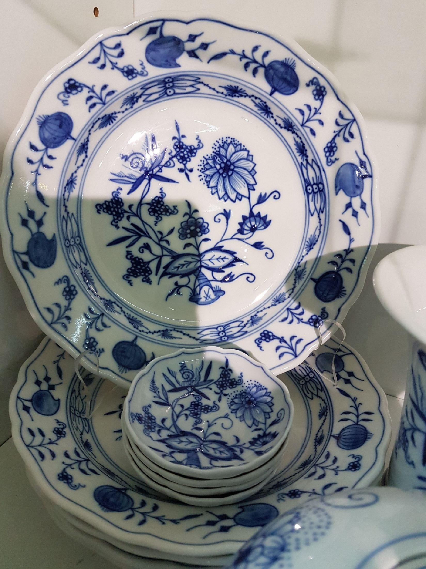 Detail h: Kaffee- und Teeservice, Meissen, 20.Jh., Dekor Zwiebelmuster, Porzellan, 1. Wahl, Kaffee- und Teekanne, 4 Tassen mit 6 UT, 6 Kuchenteller, 6 ...