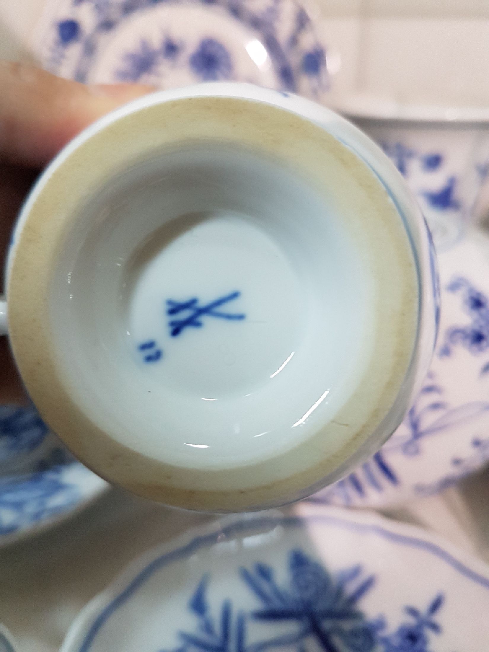 Detail i: Kaffee- und Teeservice, Meissen, 20.Jh., Dekor Zwiebelmuster, Porzellan, 1. Wahl, Kaffee- und Teekanne, 4 Tassen mit 6 UT, 6 Kuchenteller, 6 ...