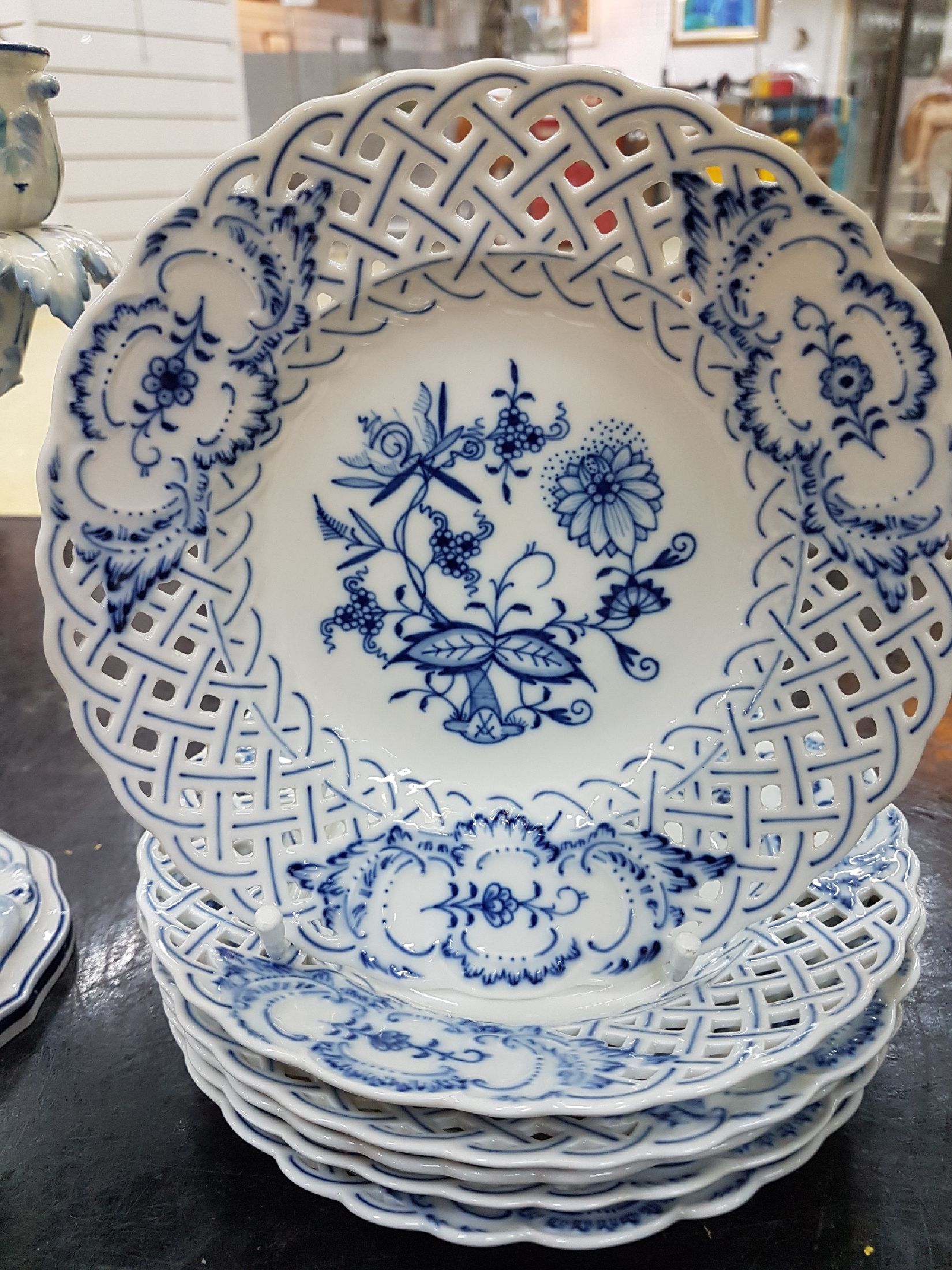Detail c: 6 Gebäckteller und zwei Leuchter, Meissen, 20.Jh., Dekor Zwiebelmuster, Porzellan, 6 Teller mit Durchbruchdekor, ein- und zweiflammiger Leuchter H. ...
