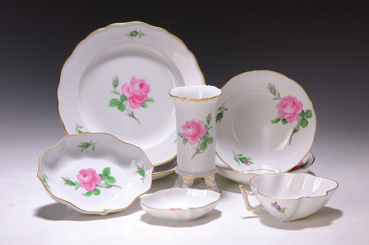 Serviceteile Moosrose, Meissen, 20.Jh., 2. Wahl, Porzellan bunt bemalt, Goldrand, 2 Kaffeetassen mit UT, gr. und kl. Teller, 2 Schalen, Blattschale, ...