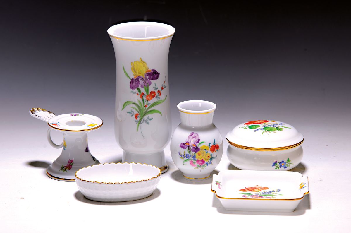 Serviceteile Alpen- und Frühlingsblume, Meissen, 20.Jh., Porzellan, bunt bemalt, Goldrand, Ziervase, 3 Schälchen, Leuchter, Ascher, kl. Vase, ...