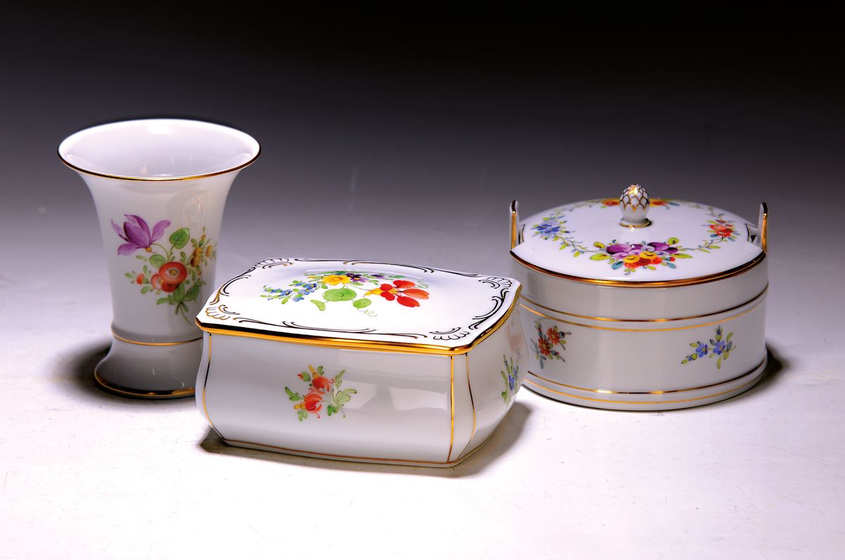 3 Zierobjekte, Hoechst, 2.Hälfte 20.Jh., Porzellan, bunter Umdruckdekor, Blumen, runde und eckige Deckeldose, Väschen, Alterssp.