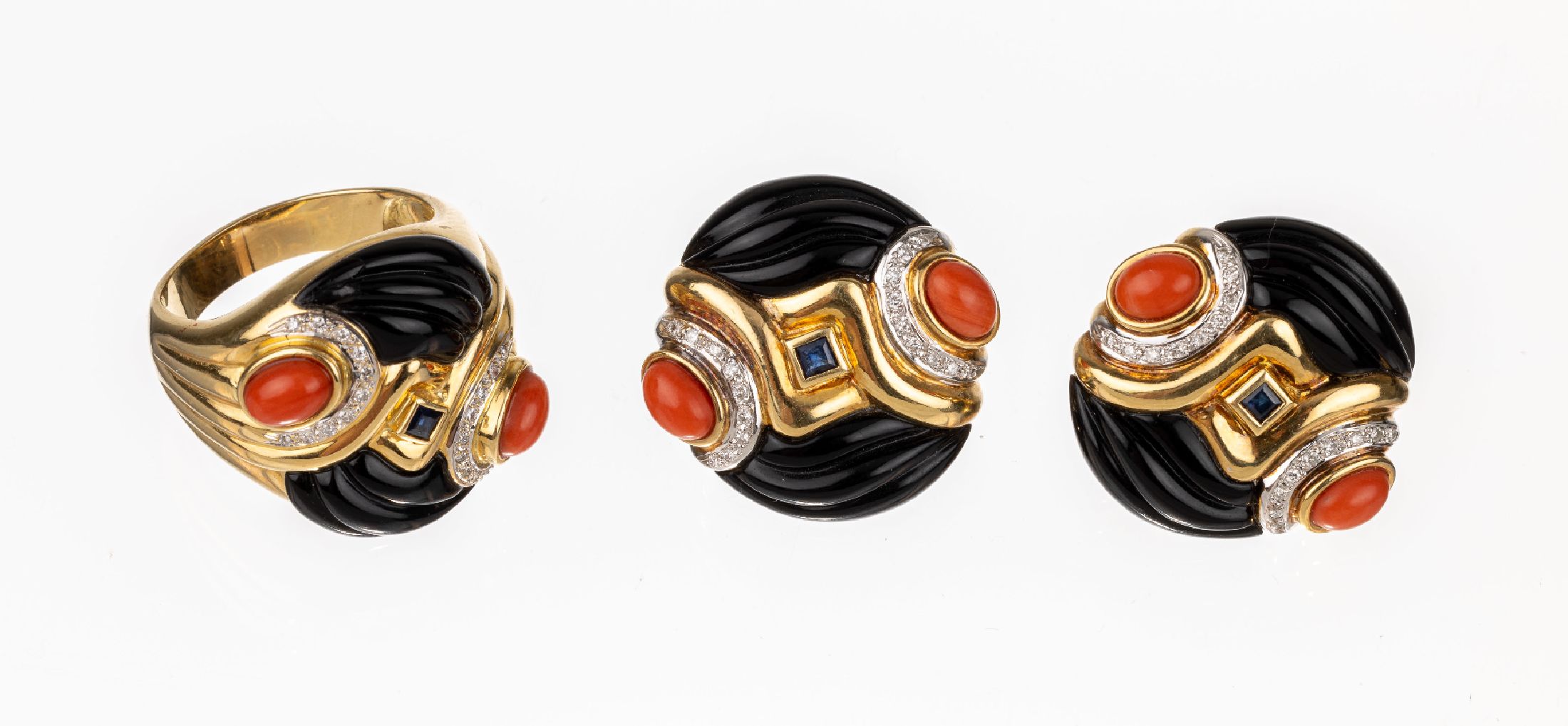 18 kt Gold Farbstein-Brillant-Schmuckset, GG 750/000, best. aus: 1 Ring, RW 60, und 1 Paar Ohrstecker, Clipbrisuren, je mit 2 lachsfarb. Korallen, 2 ...