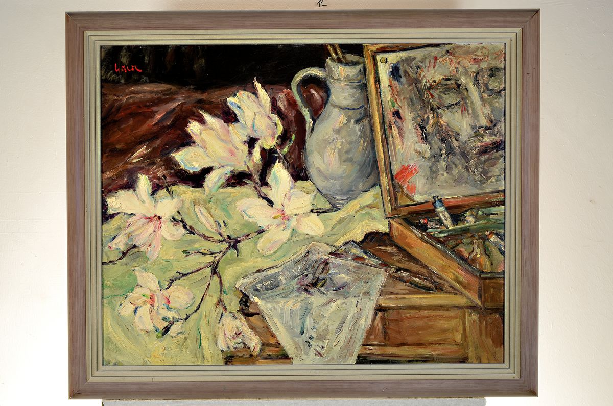 Detail k: Gustav Gulde, 1906 Ludwigshafen-1953, Stillleben mit Krug, Magnolien und Farbkasten, Öl/Spanplatte, links oben signiert, ca. 65x 82cm, R. ca. 80x96cm