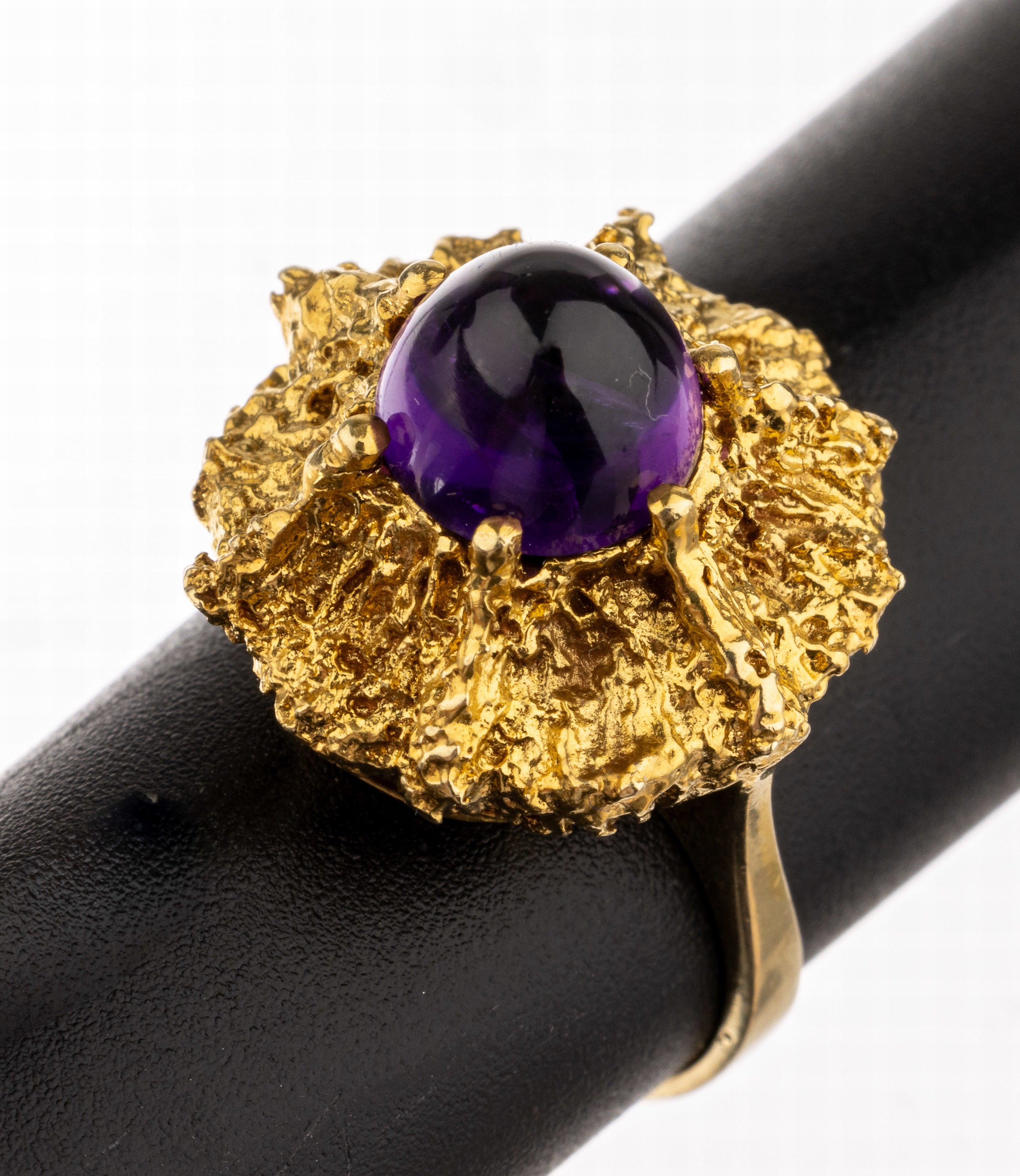 14 kt Gold Amethyst-Ring, GG 585/000, Ringkopf in Nuggetform besetzt mit Amethystcabochon, RW 53, ca. 8.0g