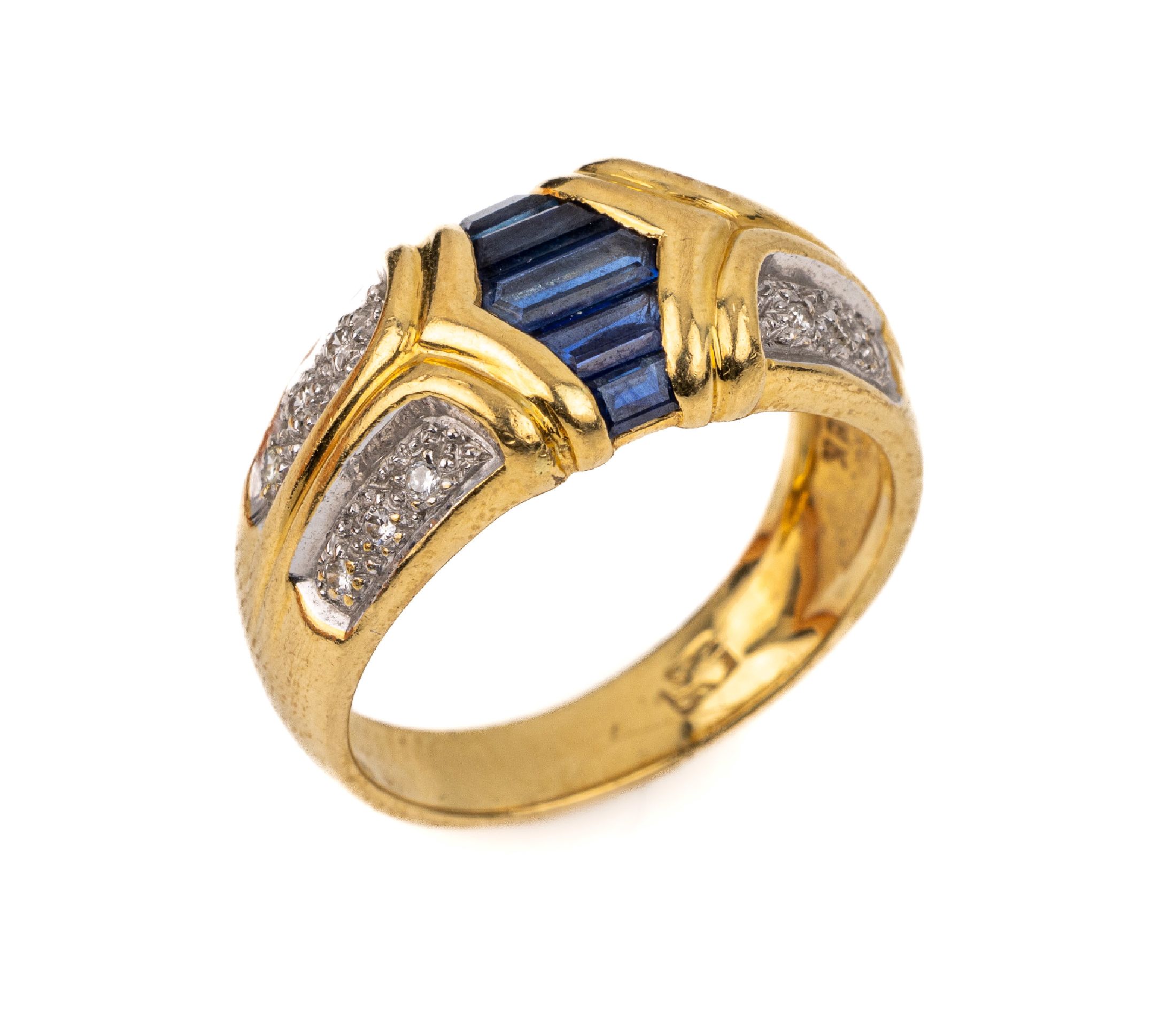 18 kt Gold Saphir-Diamant-Ring, GG 750/000,5 Saphirbaguettes zus. ca. 0.30 ct, 12 Brillanten zus. ca. 0.25 ct Weiß/si, RW 52.5, ca. 7.0 g, mit ...