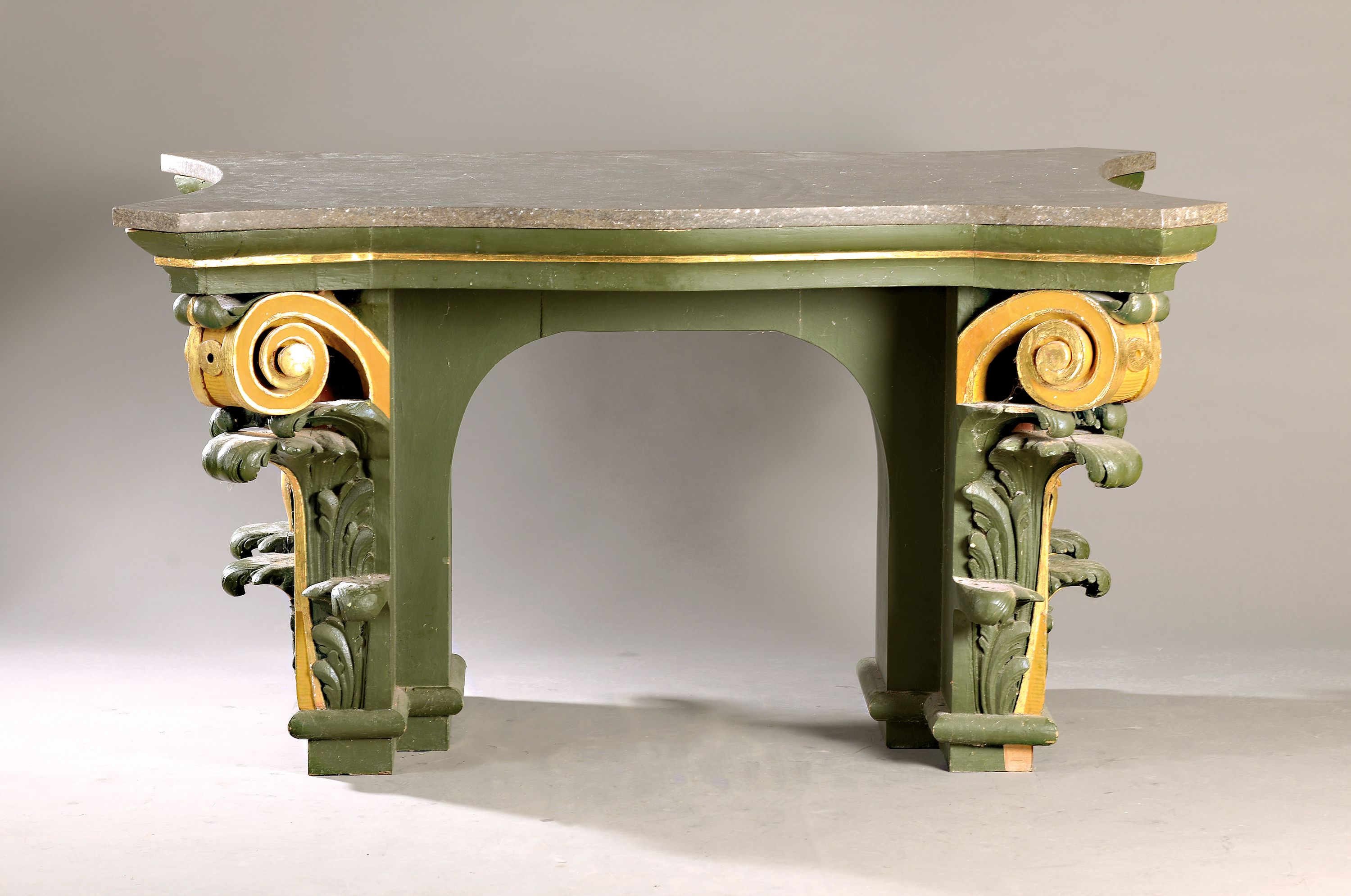 Tisch, Fuß aus zwei Wangen eines Altar- oder Kirchenmöbels, 19. Jh., reich geschnitzt mit Voluten und Akanthusblättern, grün und golden gefaßt, ...