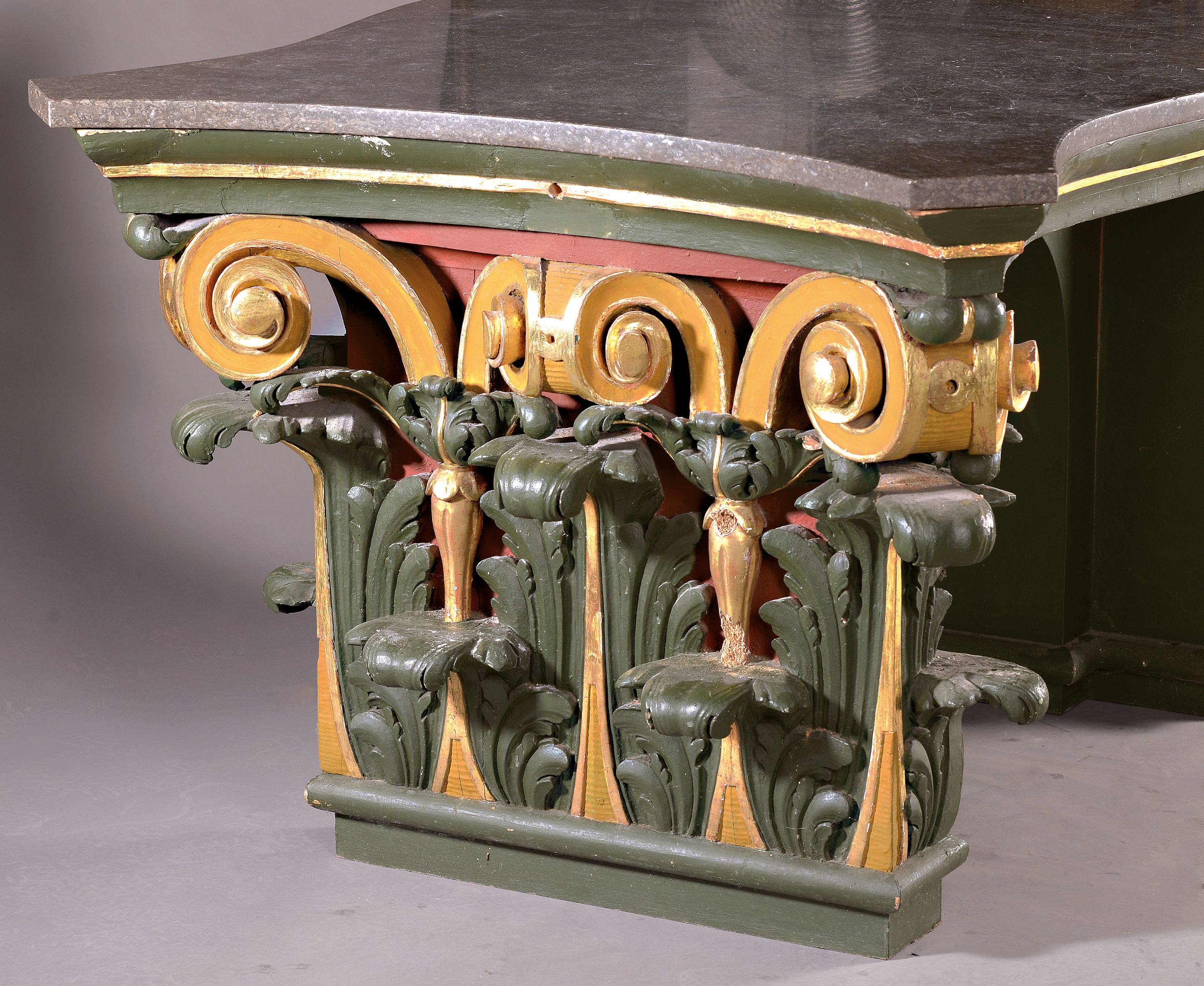 Detail a: Tisch, Fuß aus zwei Wangen eines Altar- oder Kirchenmöbels, 19. Jh., reich geschnitzt mit Voluten und Akanthusblättern, grün und golden gefaßt, ...