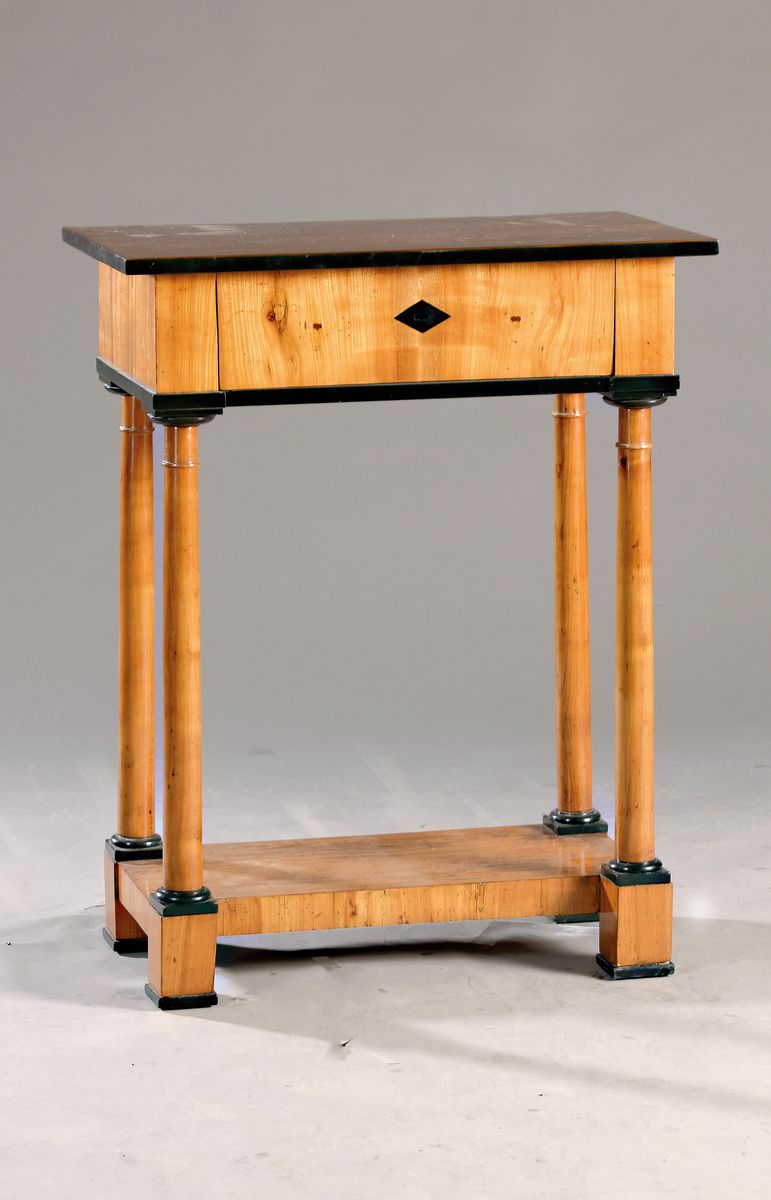 Beistelltisch, deutsch, um 1830, Biedermeier, Kirschbaum, vier sich nach oben verjüngende Säulen, teils ebonisiert, restauriert, Platte erneuert, ...