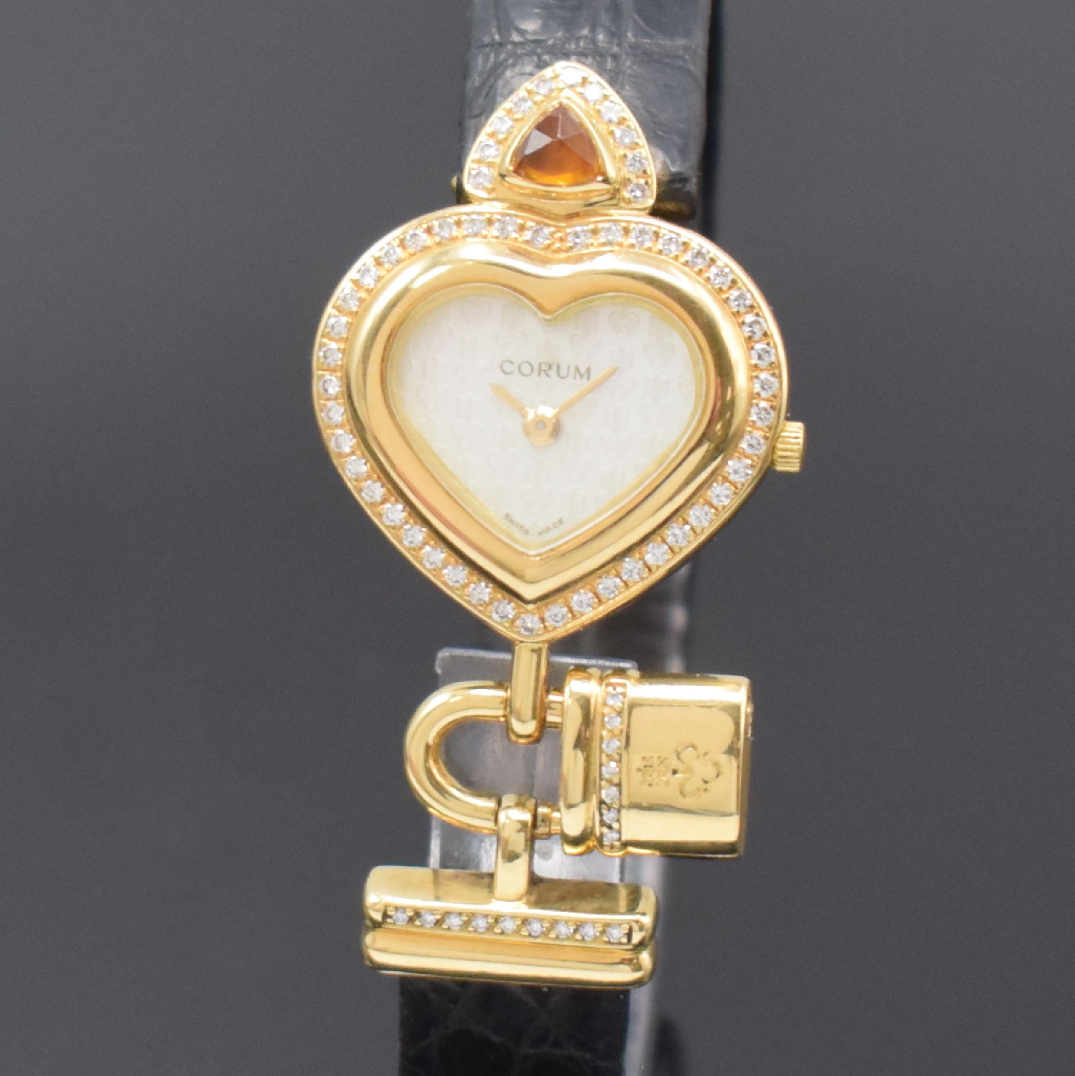 Detail a: CORUM herzförmige Damenarmbanduhr in GG 750/000, Schweiz um 2010, quarz, Boden 3- fach verschr., Gehäuse aufw. m. Brillanten u. Citrin bes., ...